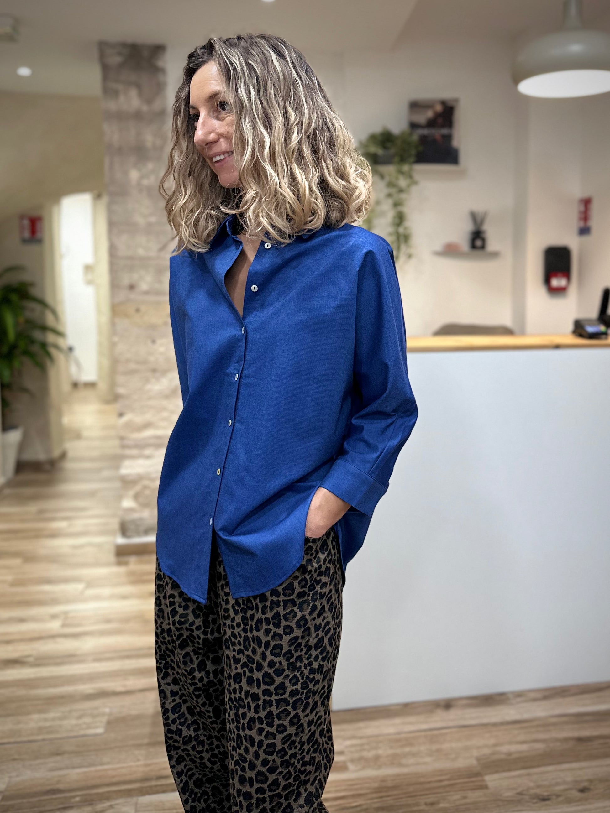 Chemise bleue élégante pour look urbain décontracté