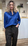 Silhouette féminine avec chemise oversize bleue casual chic