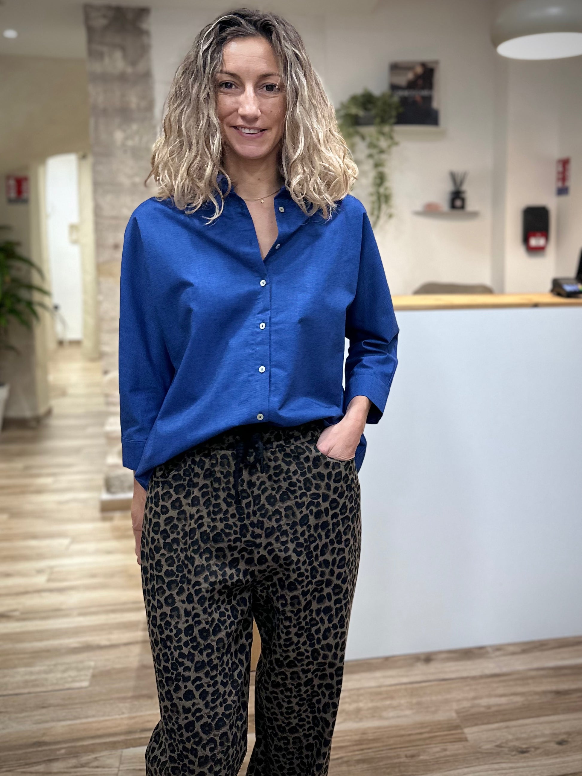 Silhouette féminine avec chemise oversize bleue casual chic
