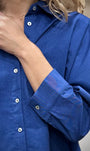 Détail boutons nacre sur chemise bleue femme