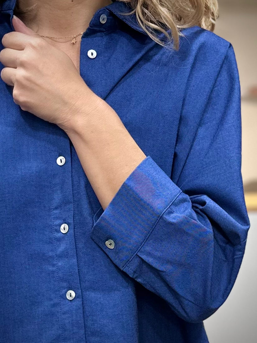 Détail boutons nacre sur chemise bleue femme