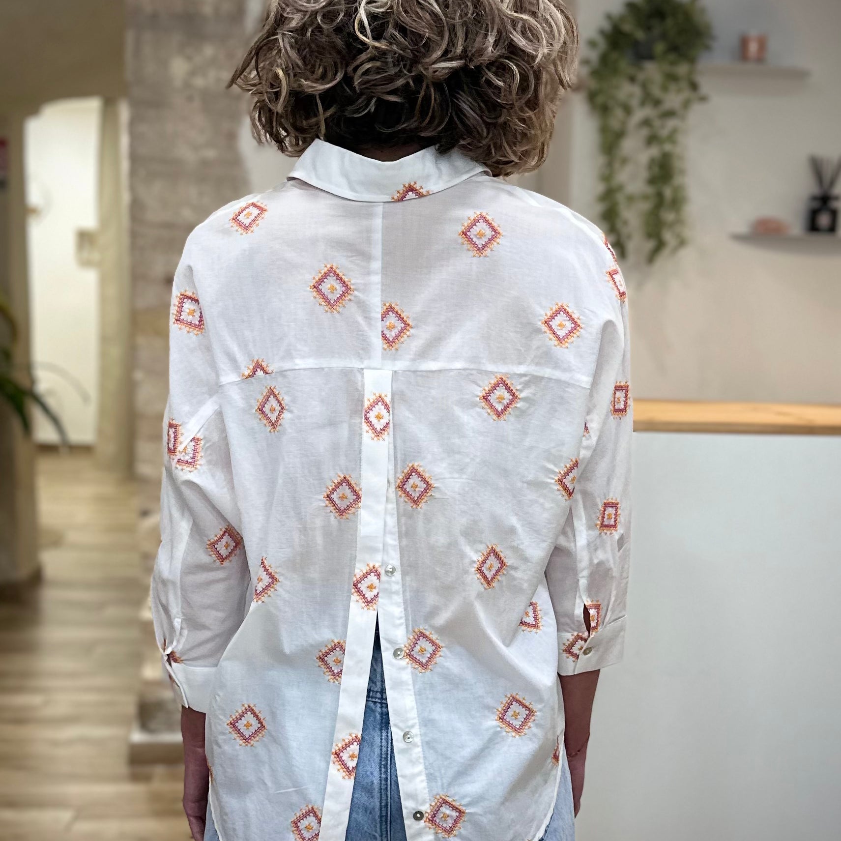Chemise brodée femme détail dos ouvert boutonné