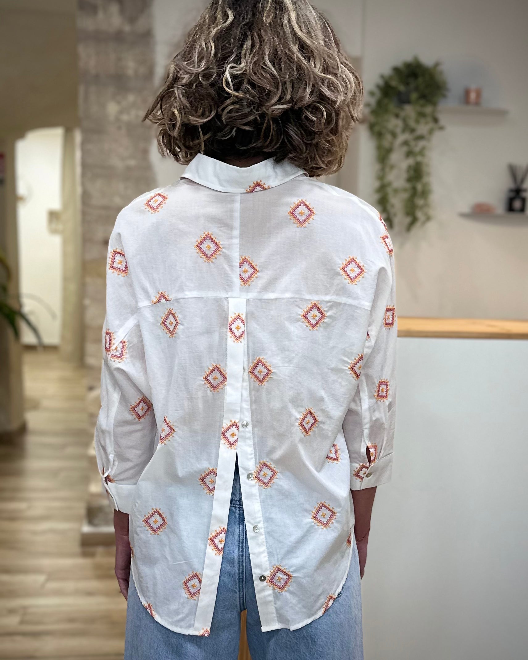 Chemise brodée femme détail dos ouvert boutonné