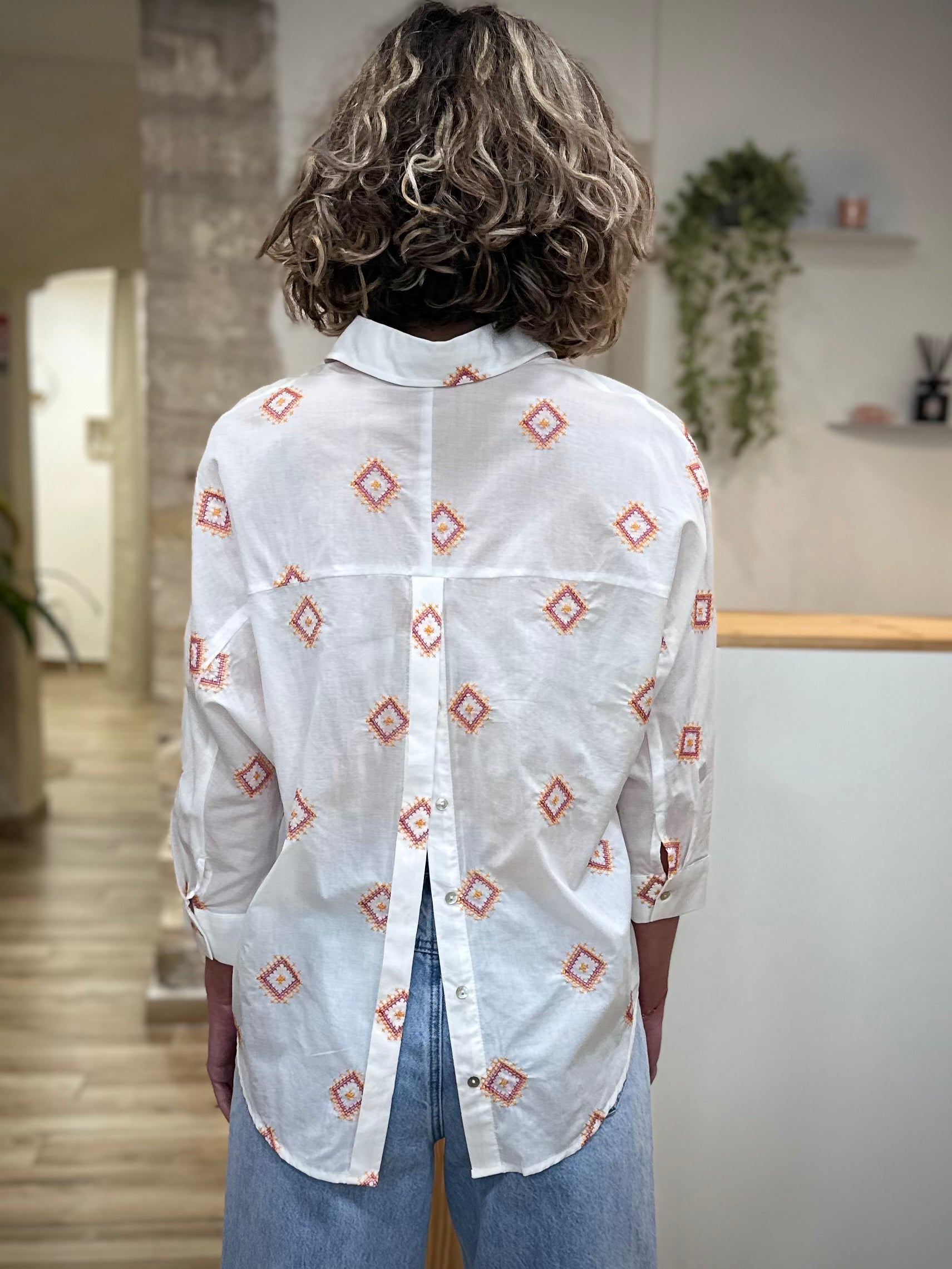 Chemise brodée femme détail dos ouvert boutonné