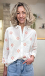 Femme portant chemise brodée Pueblo en coton coupe oversize