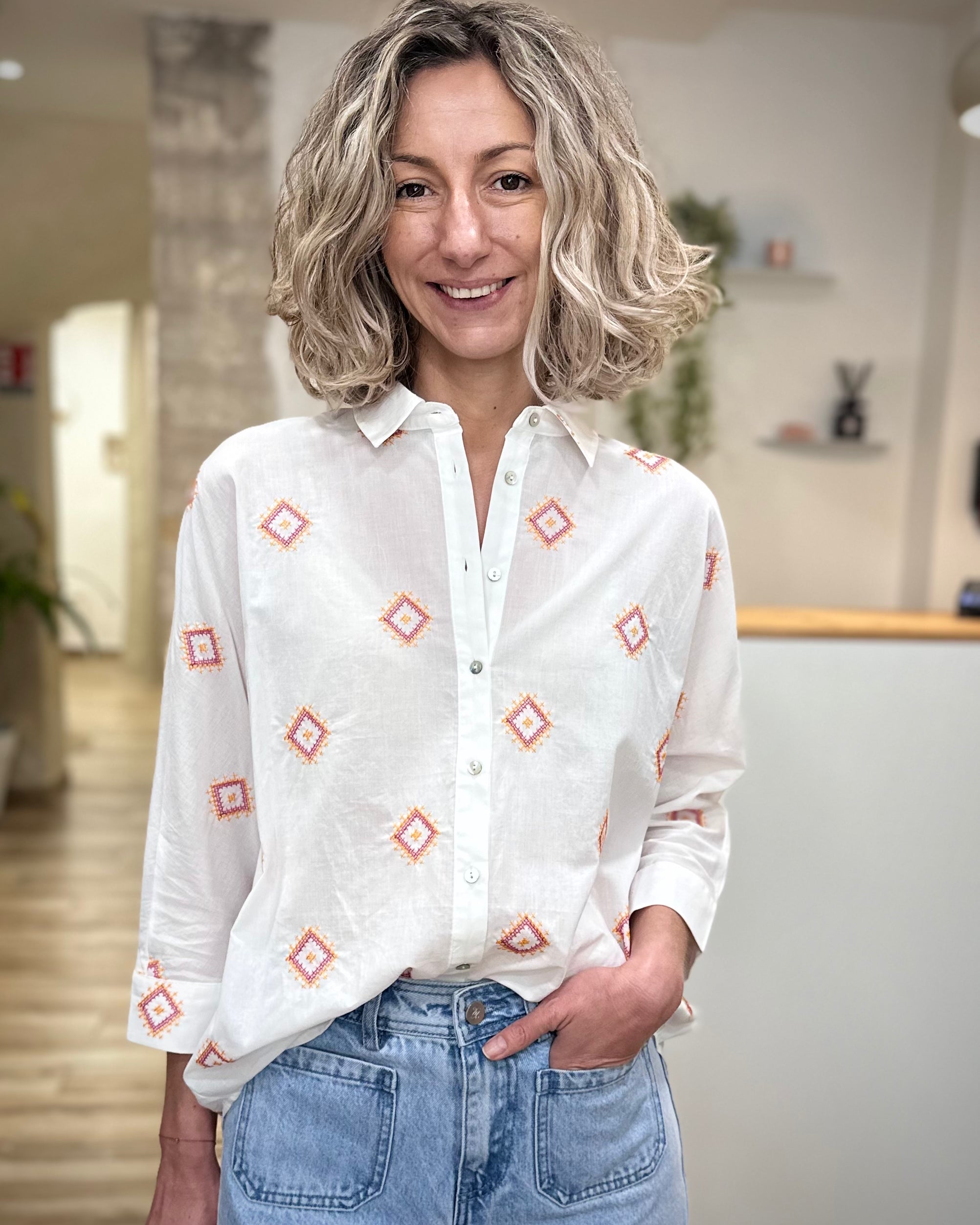 Femme portant chemise brodée Pueblo en coton coupe oversize
