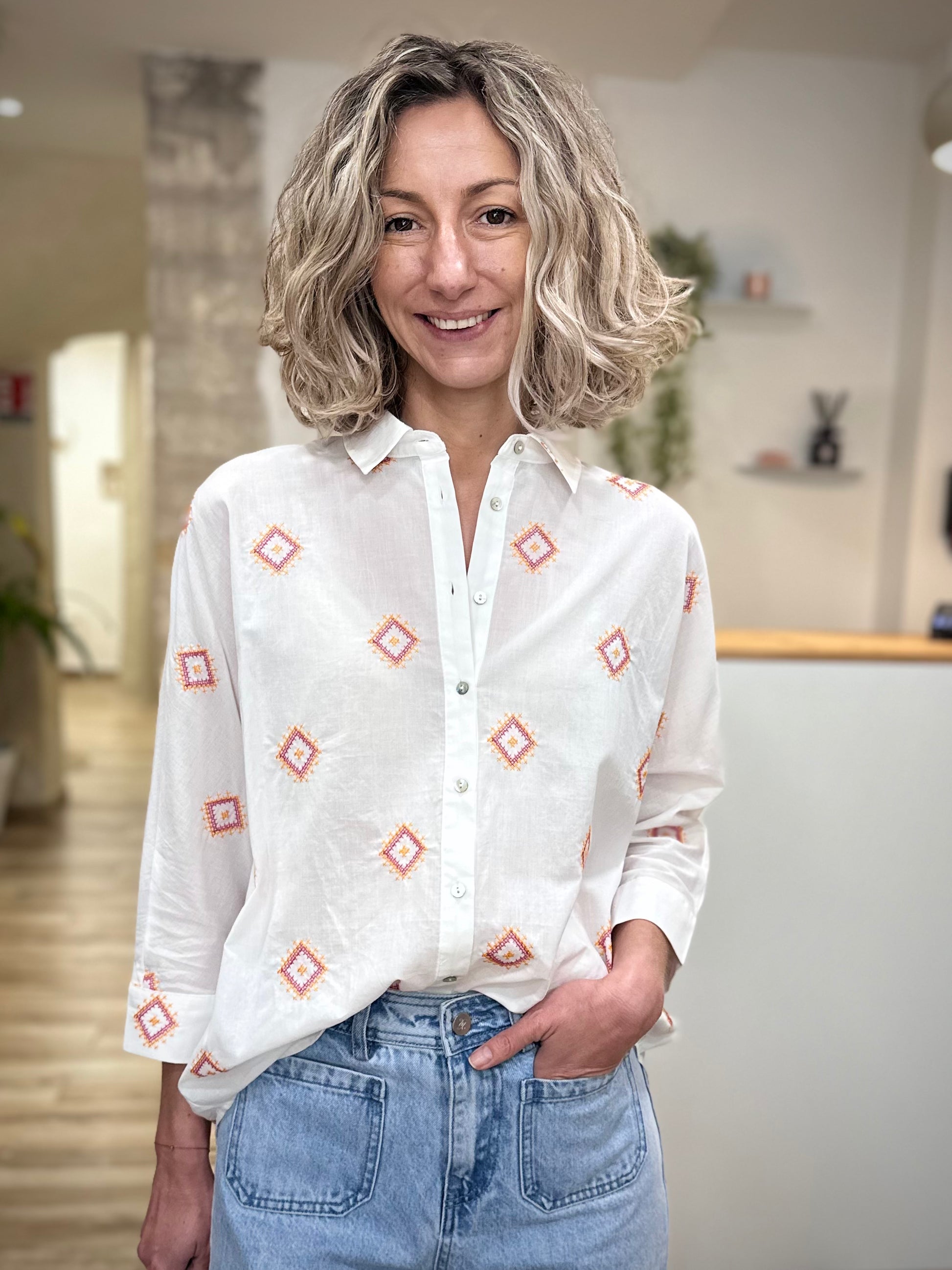 Femme portant chemise brodée Pueblo en coton coupe oversize