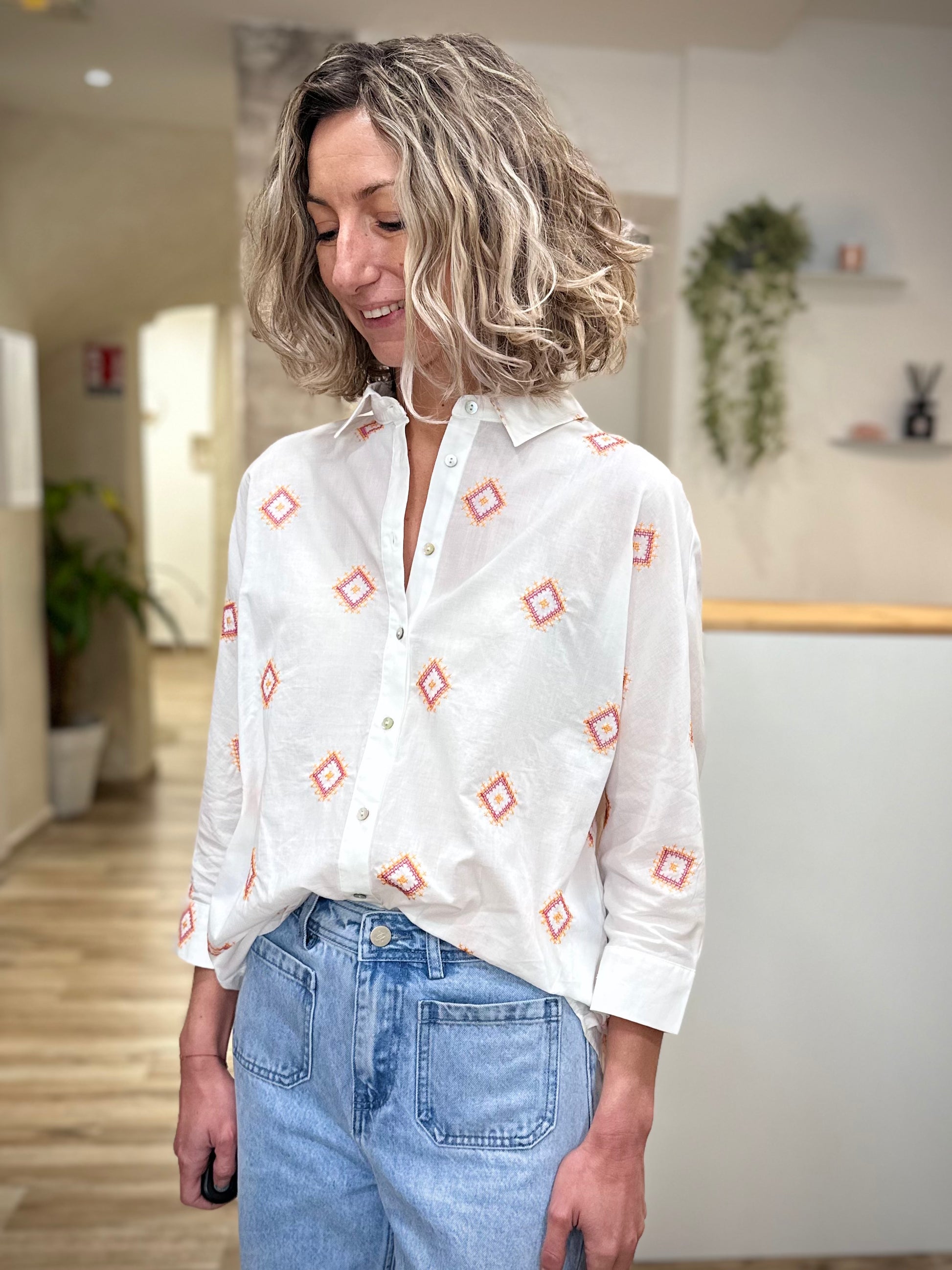 Chemise brodée femme motif géométrique coloré