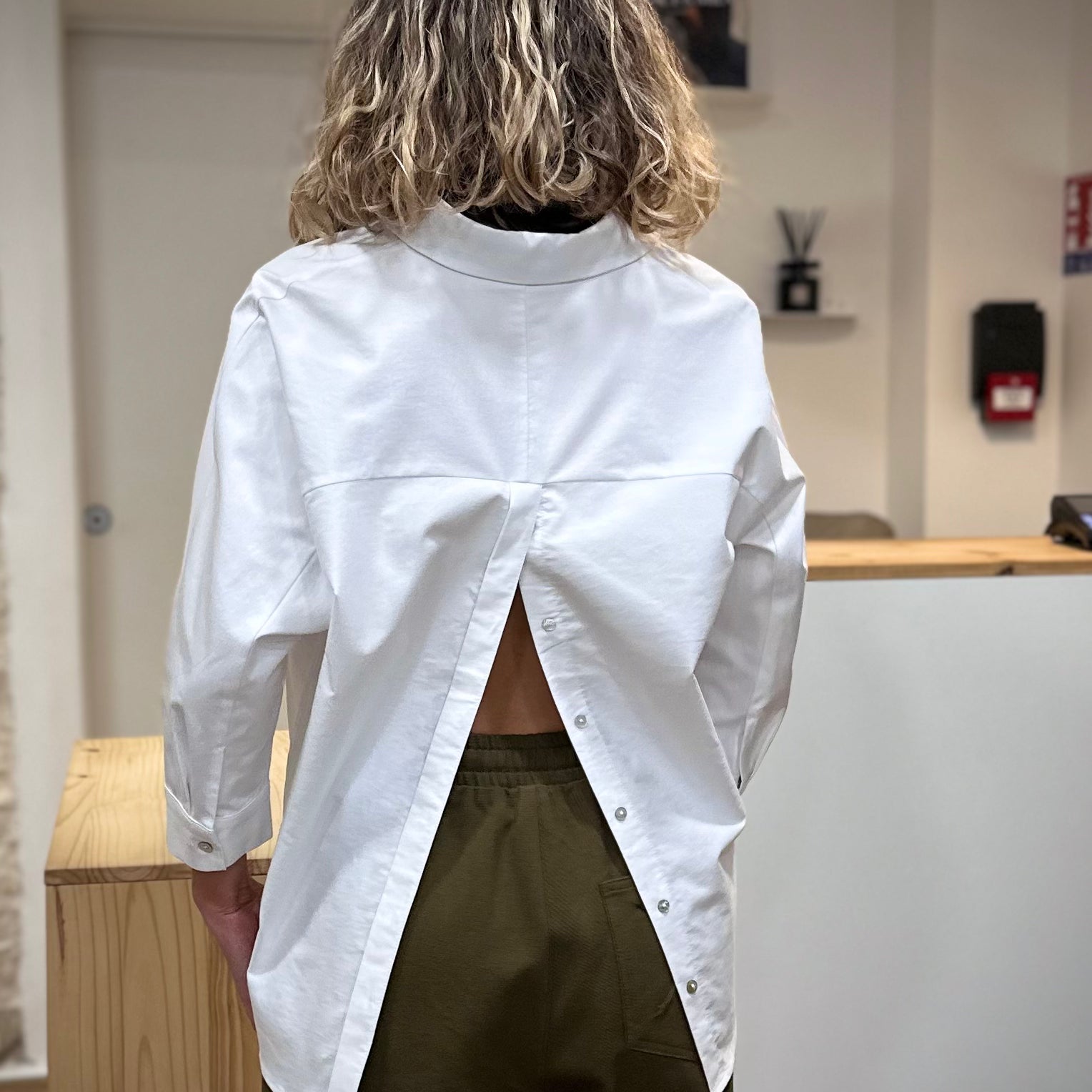 Détail du boutonnage au dos de la chemise Cally