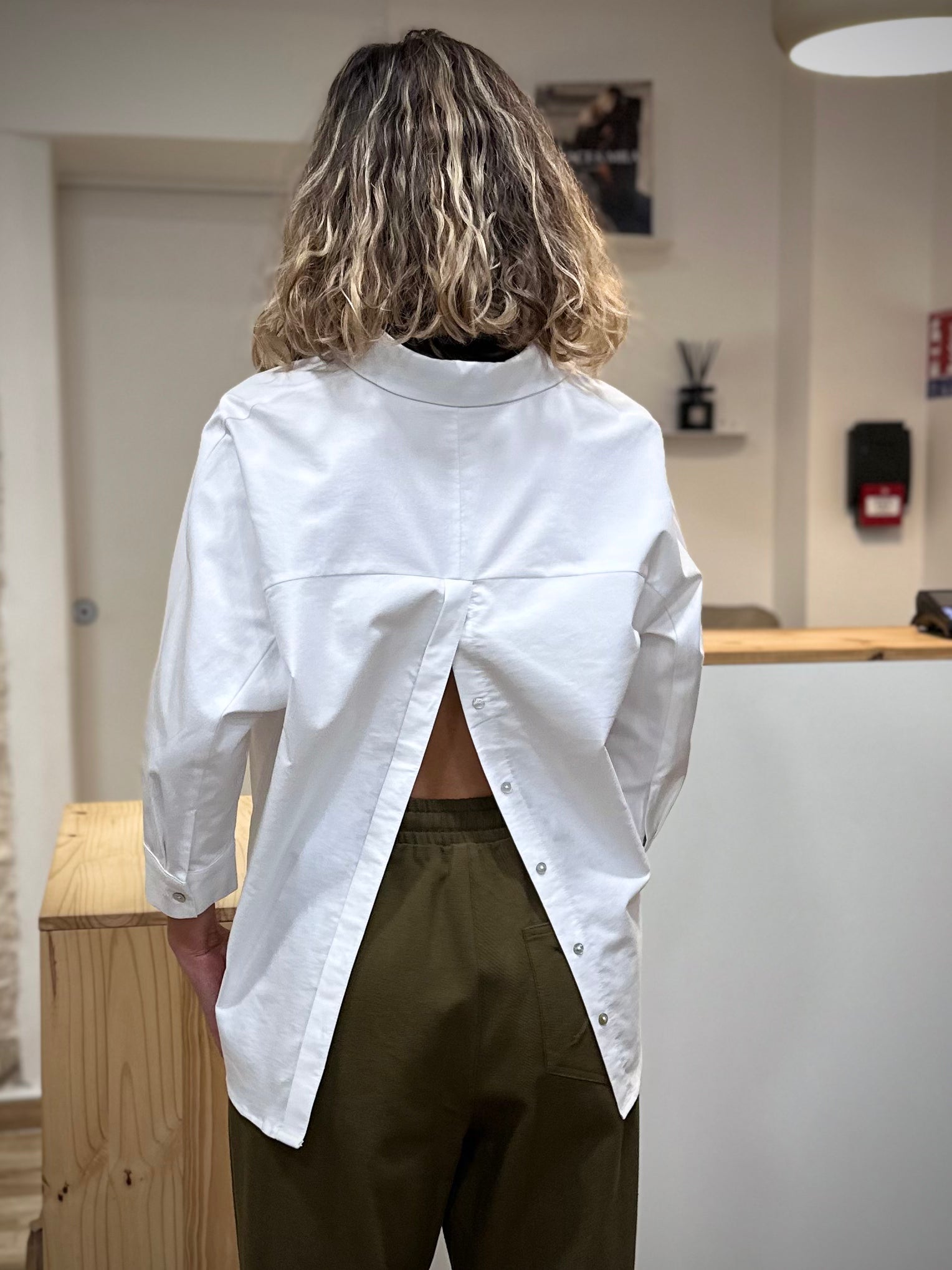 Détail du boutonnage au dos de la chemise Cally