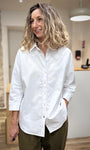 Femme portant une chemise blanche oversize en coton, vue de face