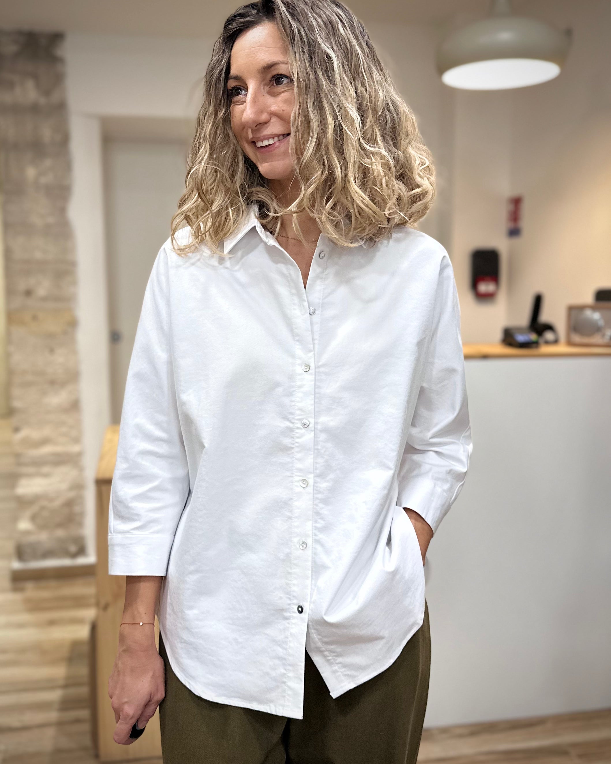 Femme portant une chemise blanche oversize en coton, vue de face