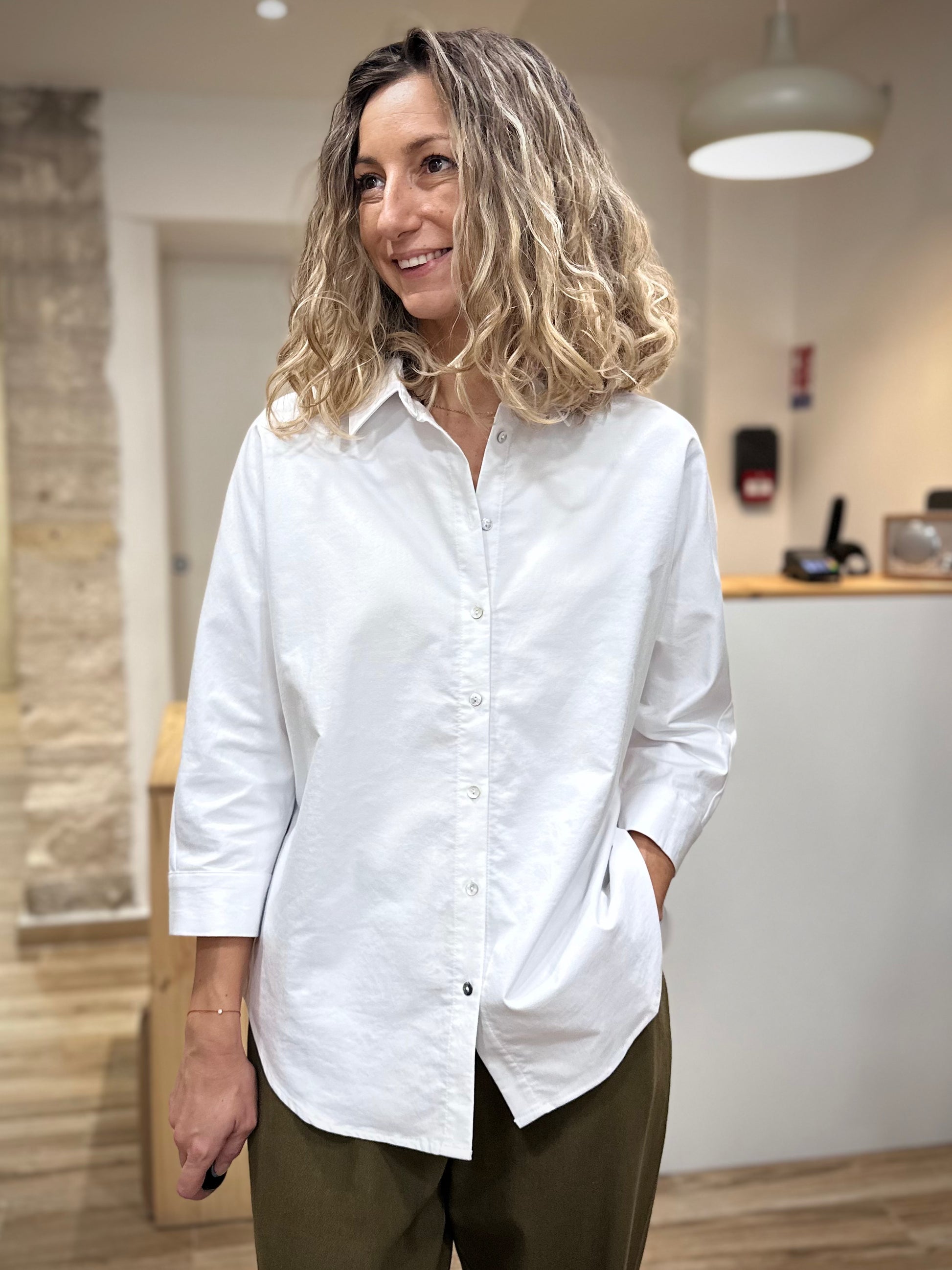 Femme portant une chemise blanche oversize en coton, vue de face