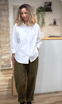 Look casual chic avec chemise blanche Cally