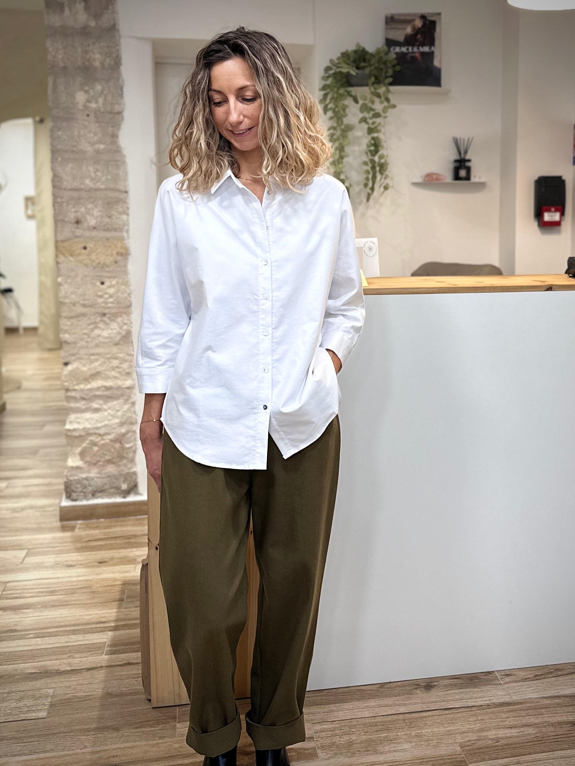Look casual chic avec chemise blanche Cally