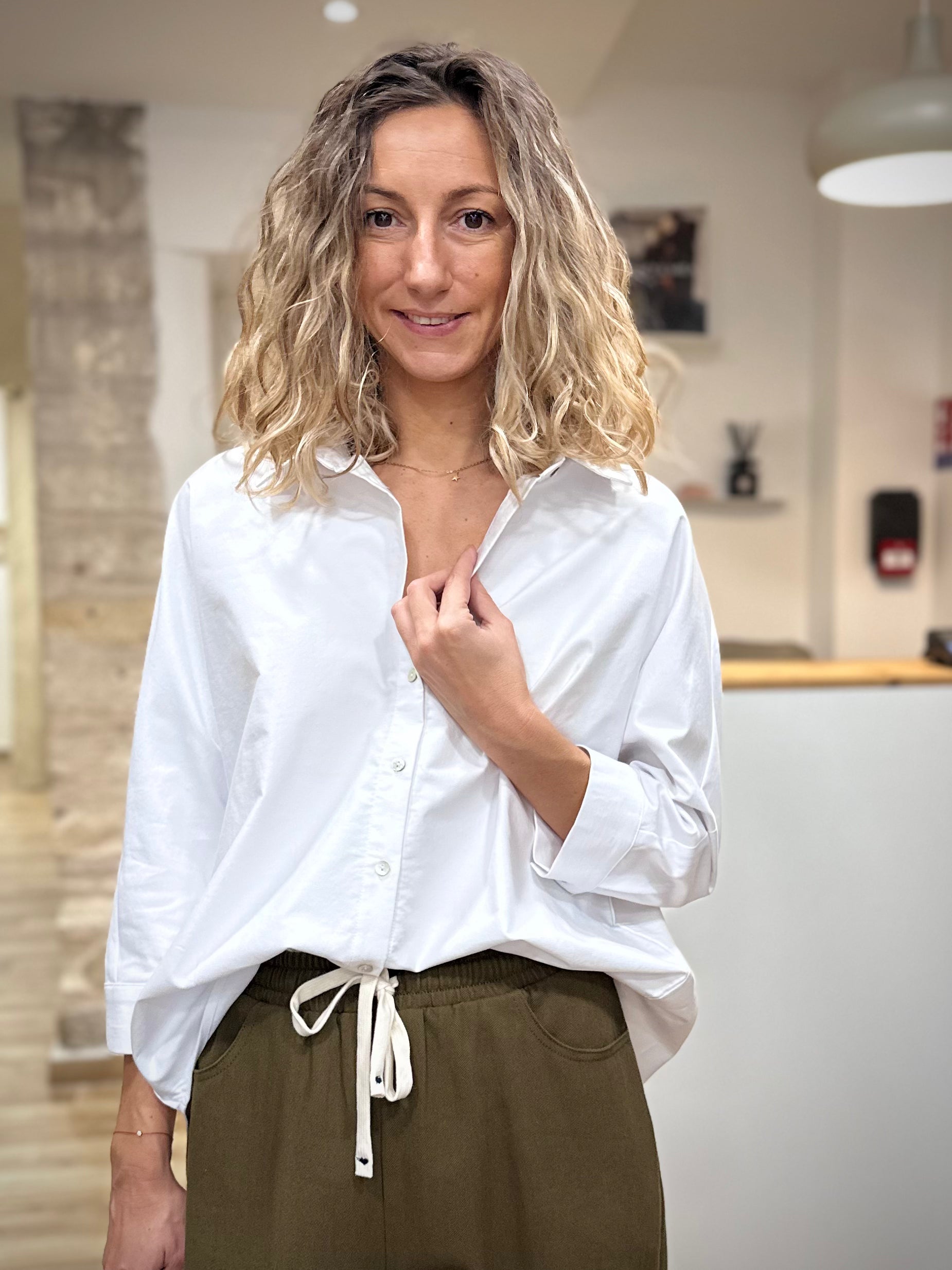 Chemise fluide blanche coton pour tenue élégante quotidienne