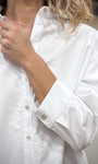 Détail boutons nacre sur chemise blanche femme