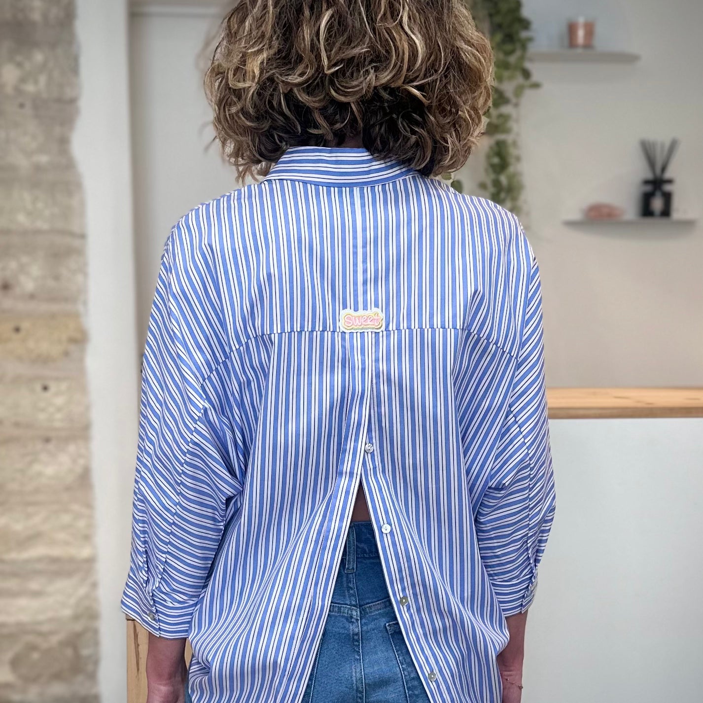 Chemise femme à rayures dos ouvert avec boutons 