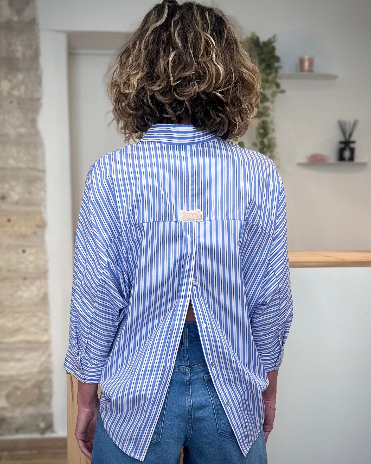 Chemise femme à rayures dos ouvert avec boutons 