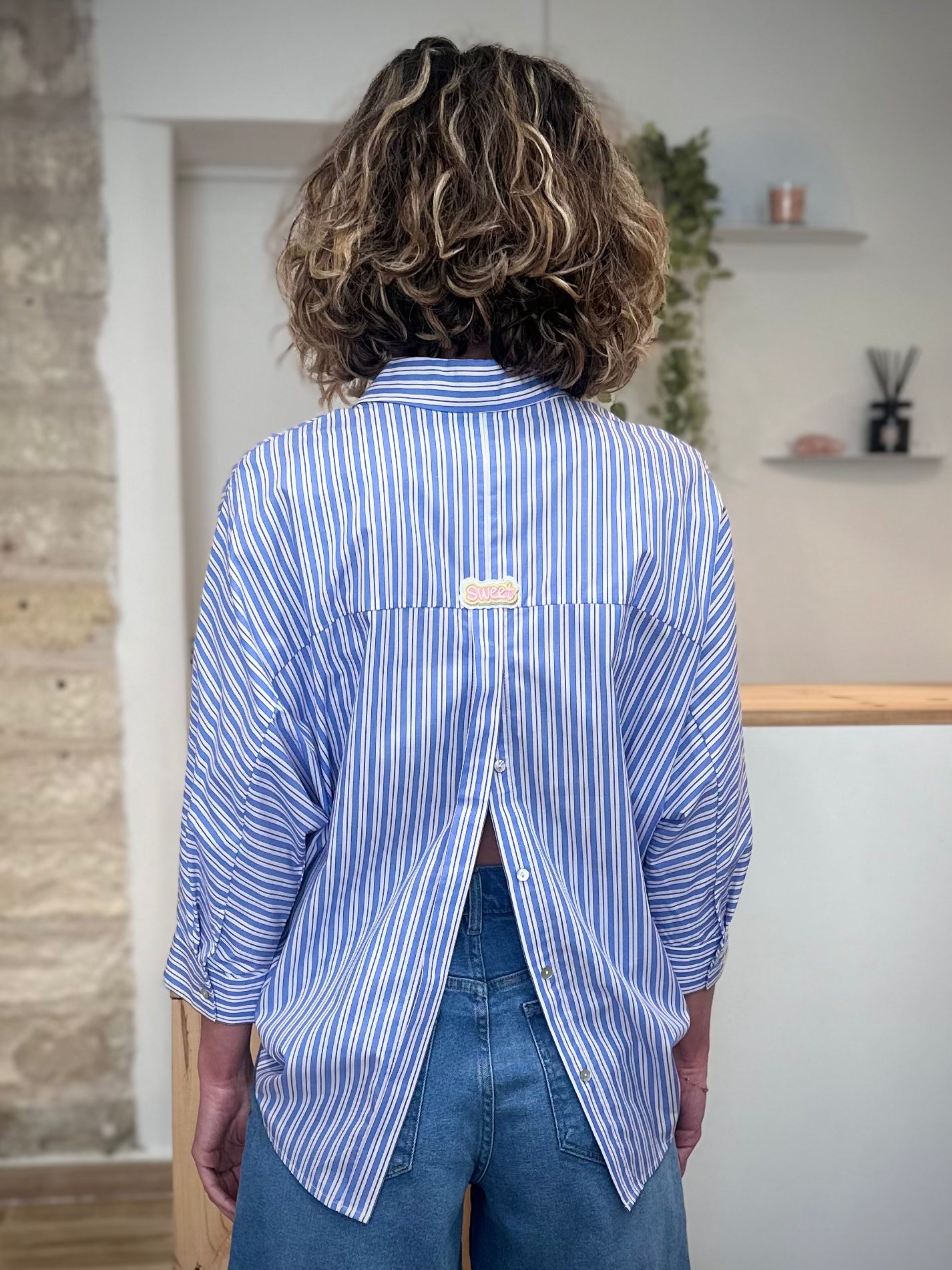 Chemise femme à rayures dos ouvert avec boutons 