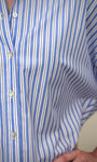 Détail boutons nacrés chemise femme 