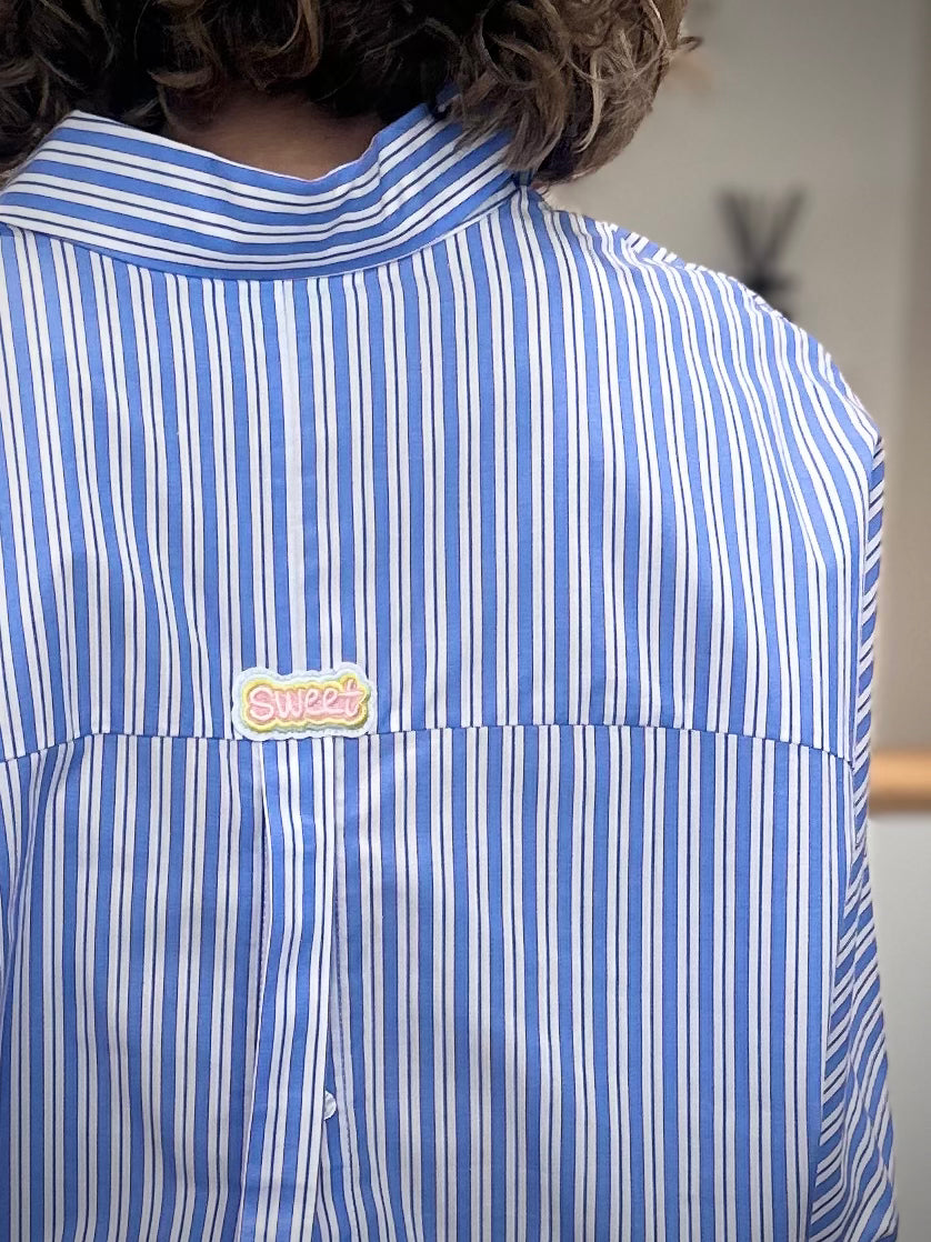Détail patch brodé chemise Cally rayures jet lag laure plus max