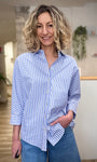 Look décontracté avec chemise oversize 