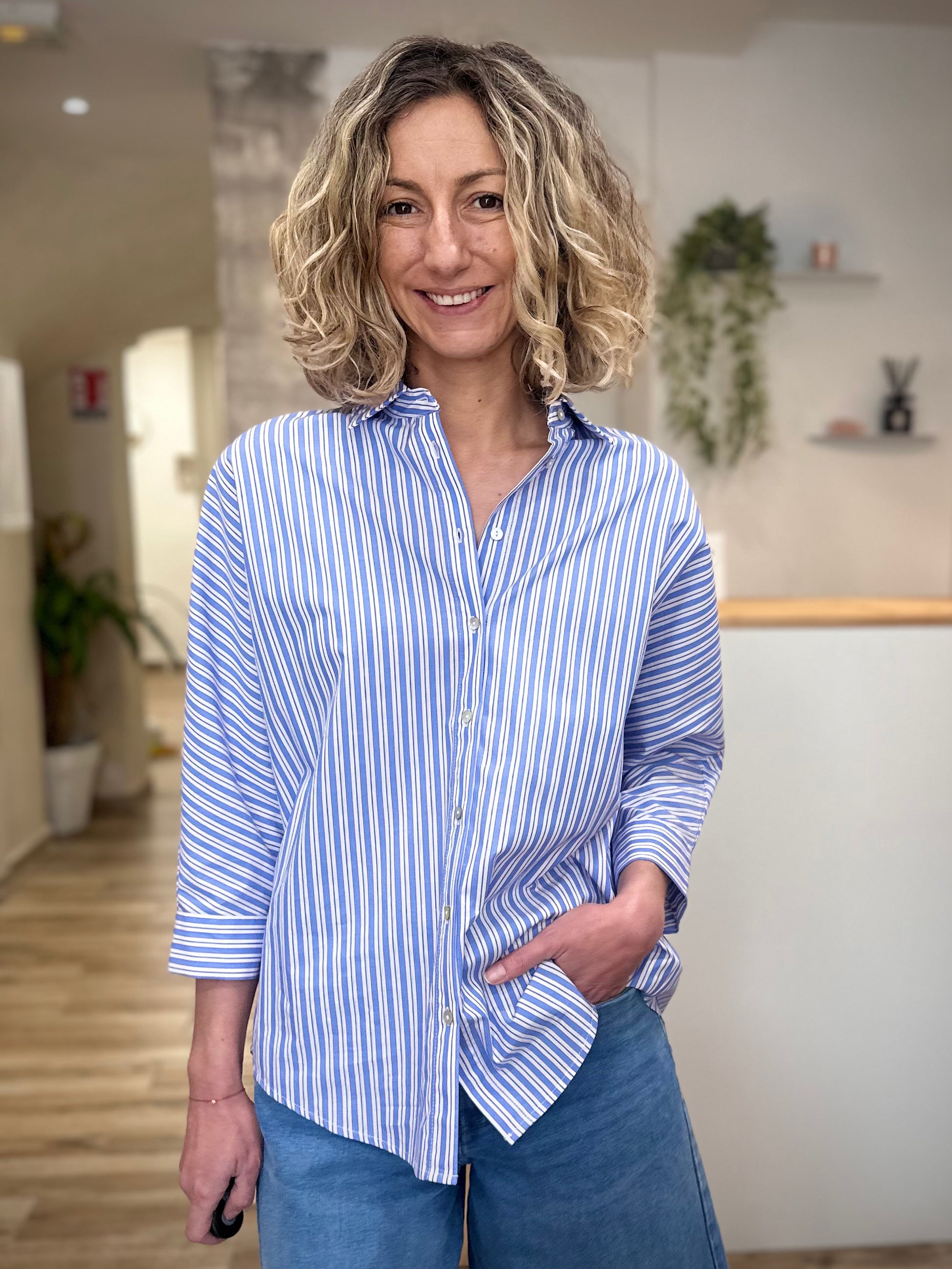 Look décontracté avec chemise oversize 