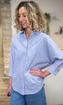 Silhouette avec chemise ample rayée 