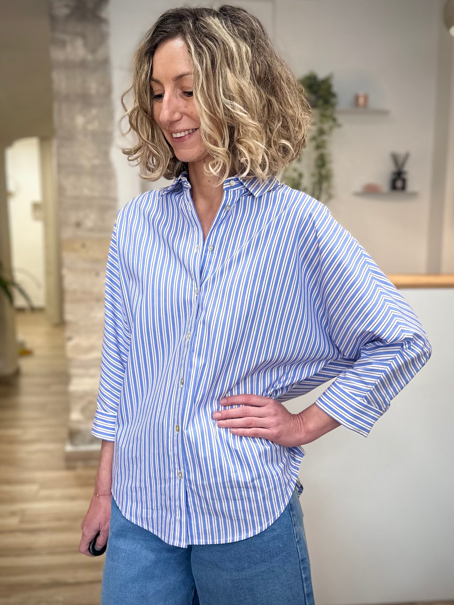 Silhouette avec chemise ample rayée 