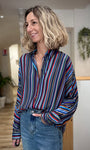 Femme portant une chemise rayée multicolore Cally