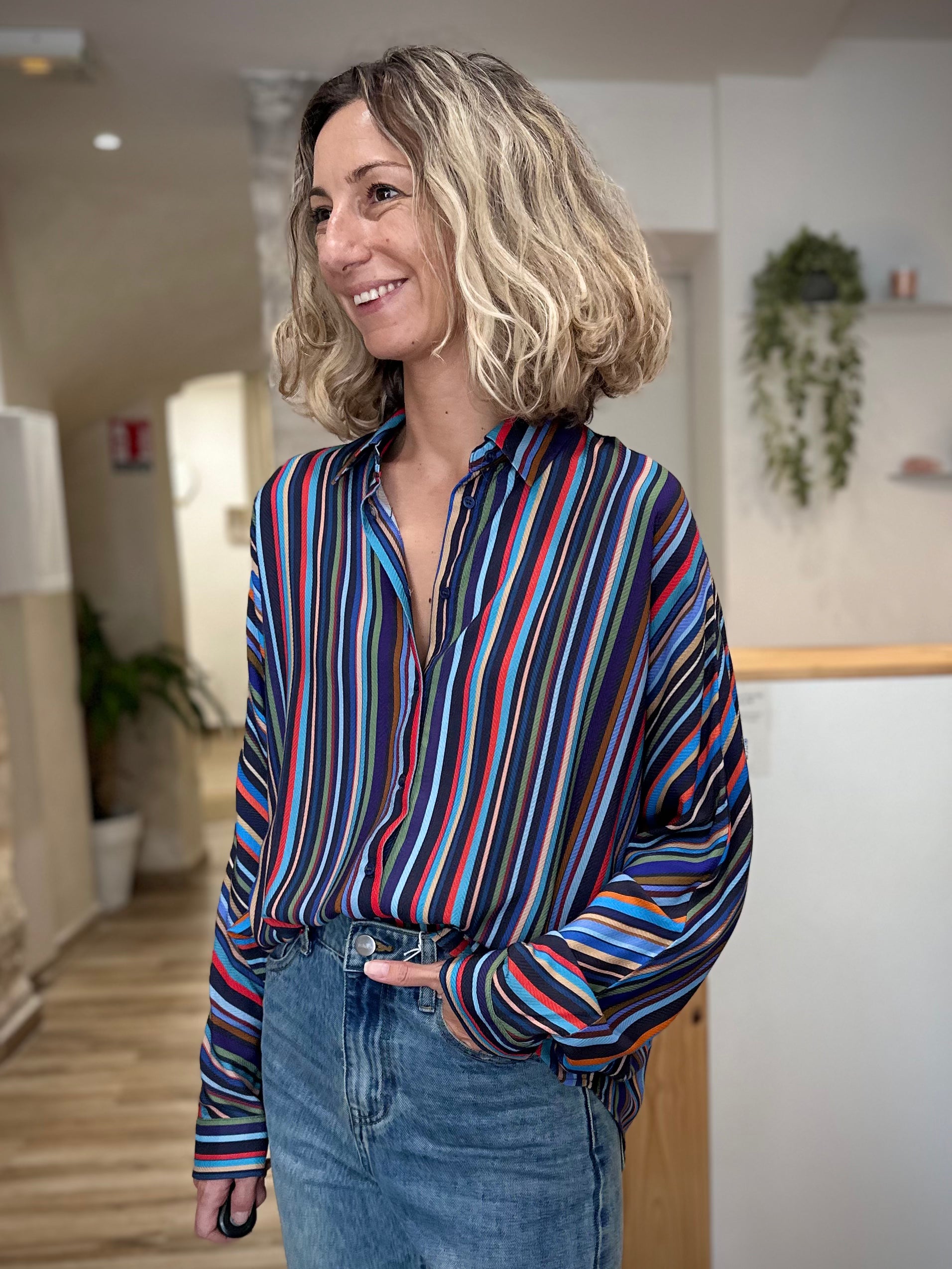 Femme portant une chemise rayée multicolore Cally