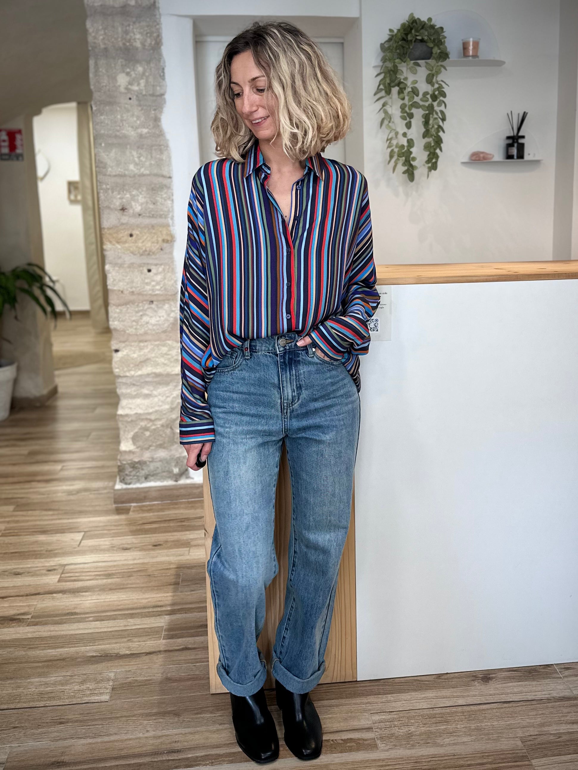 Look casual chic avec chemise rayée multicolore