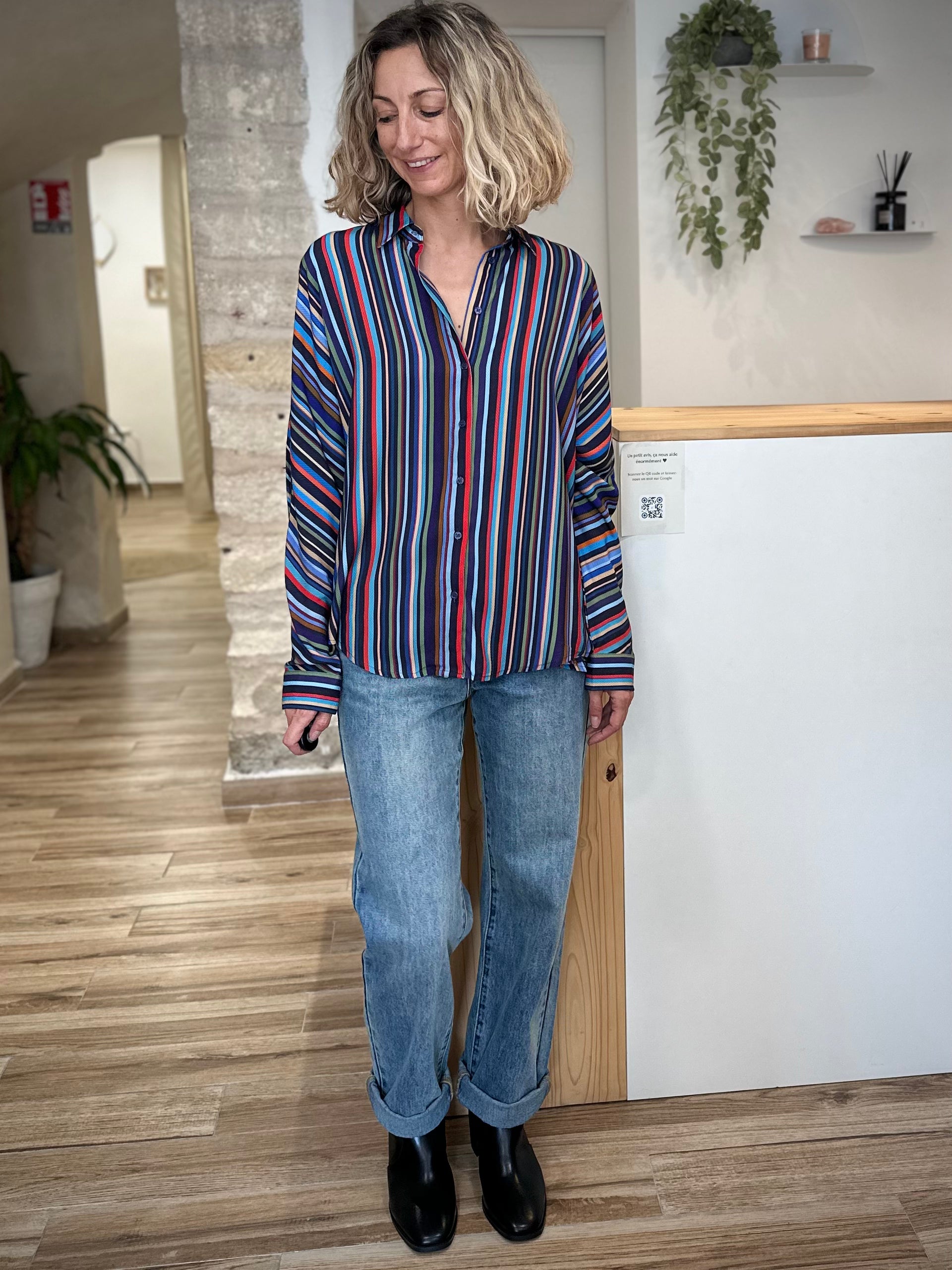Look féminin avec chemise rayée en coton