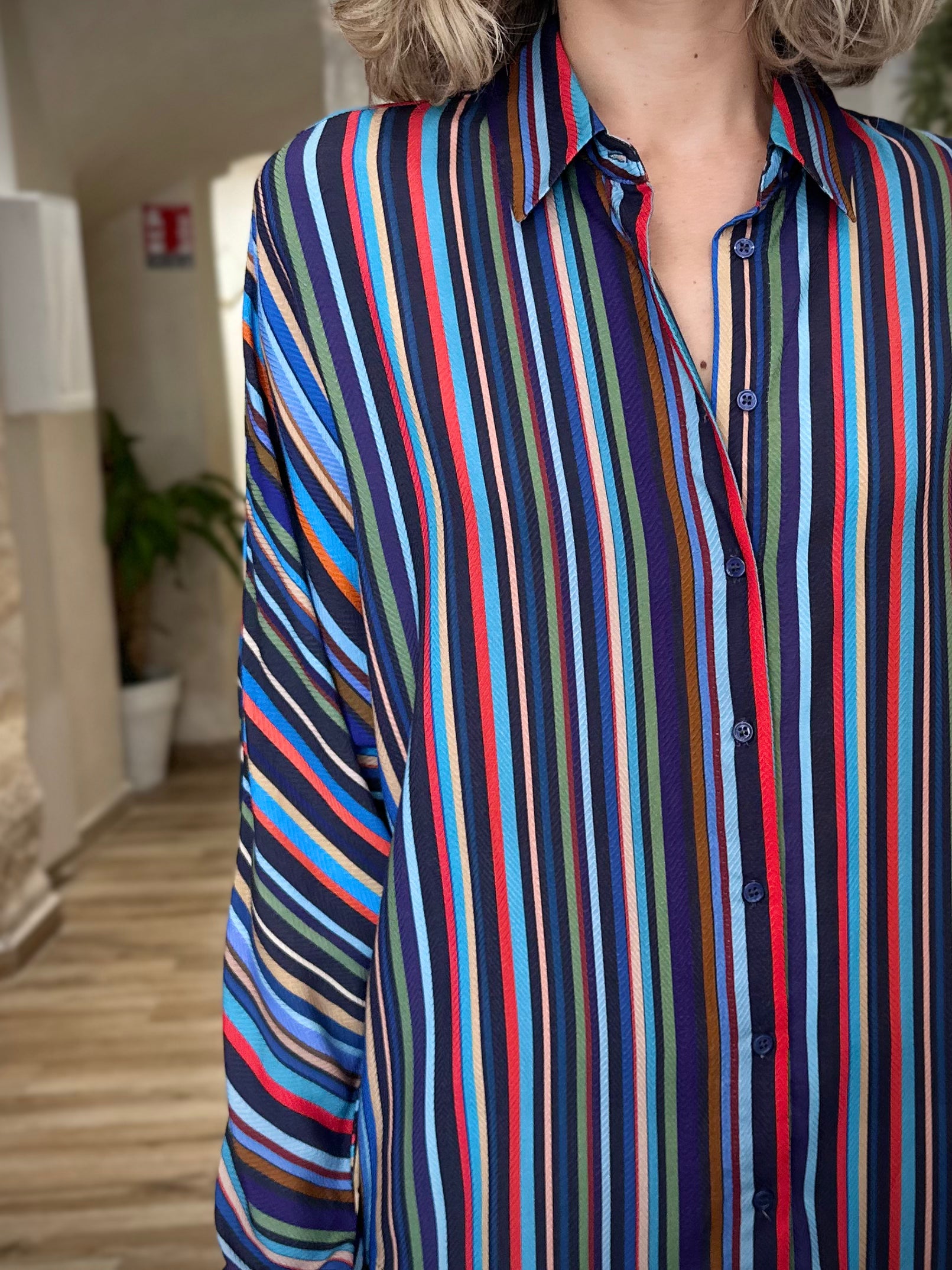 Détail des rayures multicolores de la chemise Cally