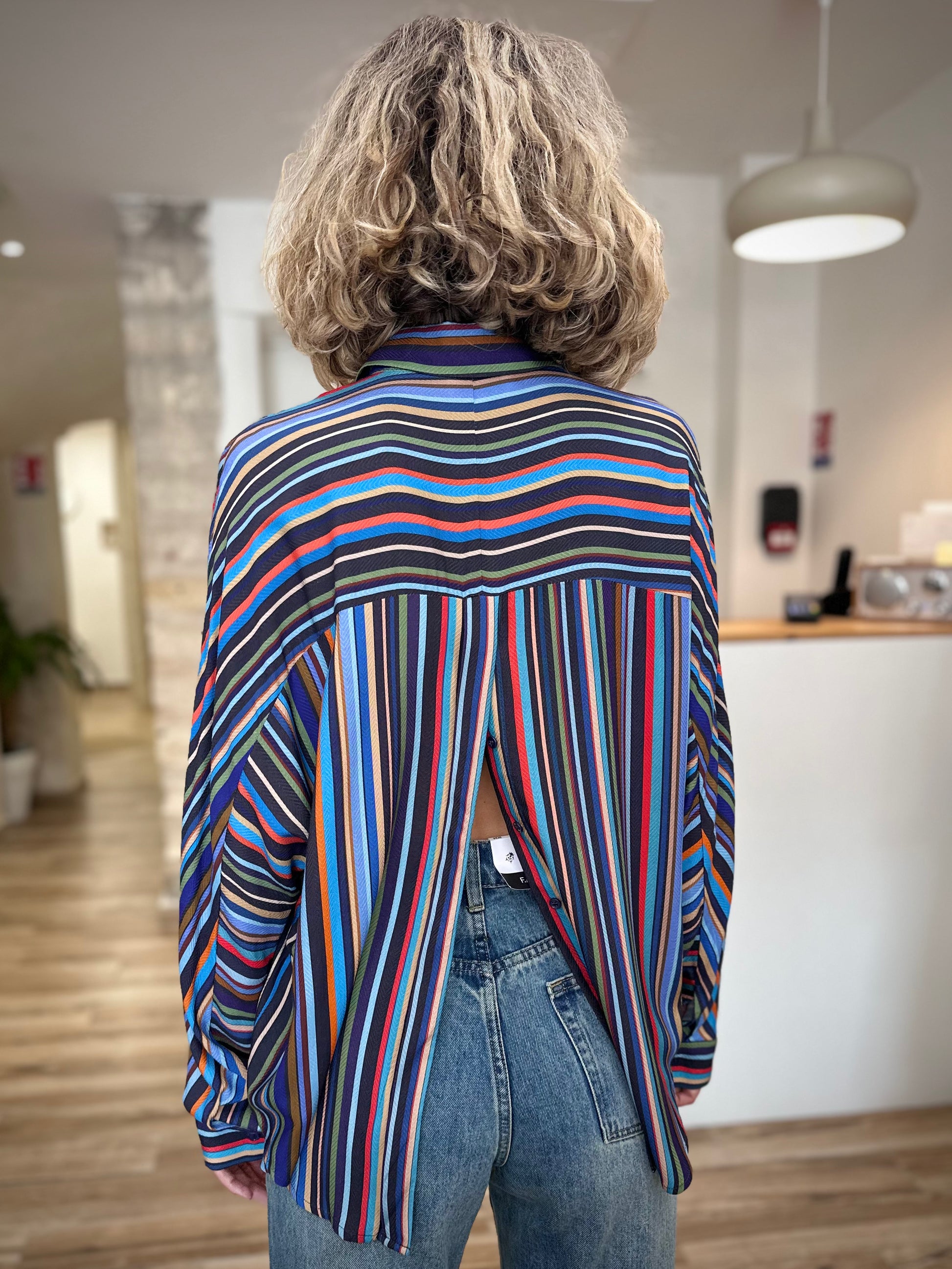 Dos de la chemise Cally à rayures multicolores