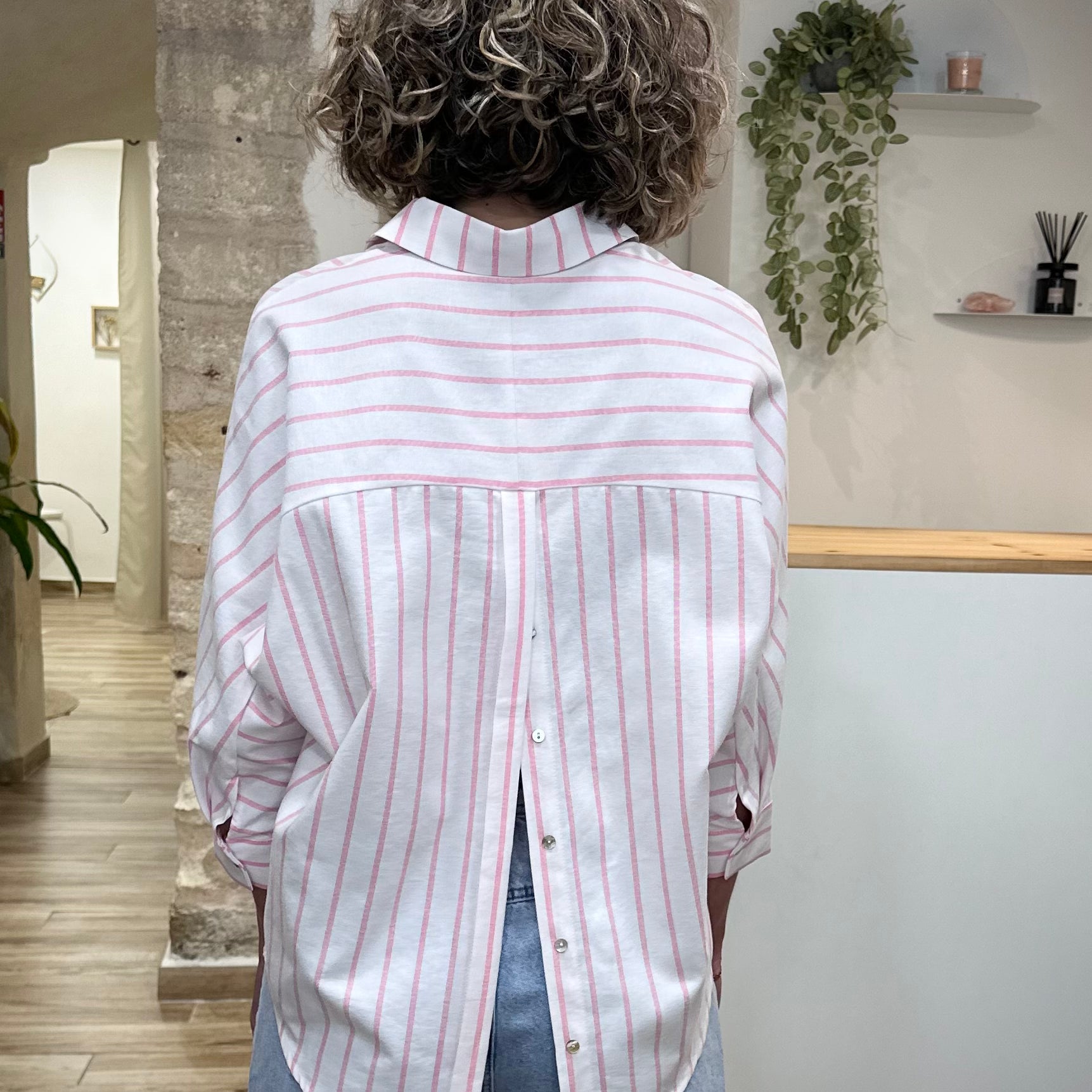 Détail dos ouvert chemise Cally femme rayée rose