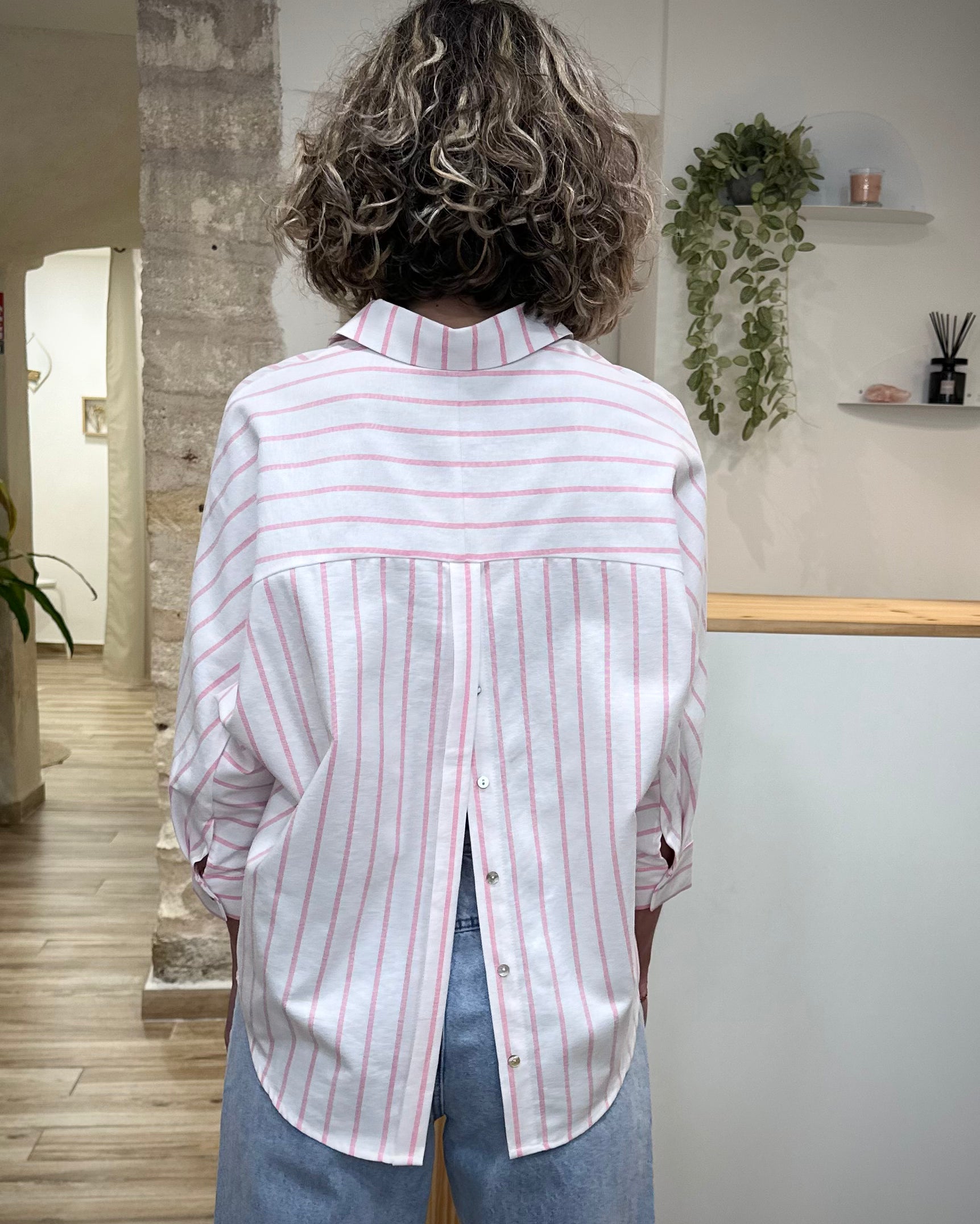 Détail dos ouvert chemise Cally femme rayée rose