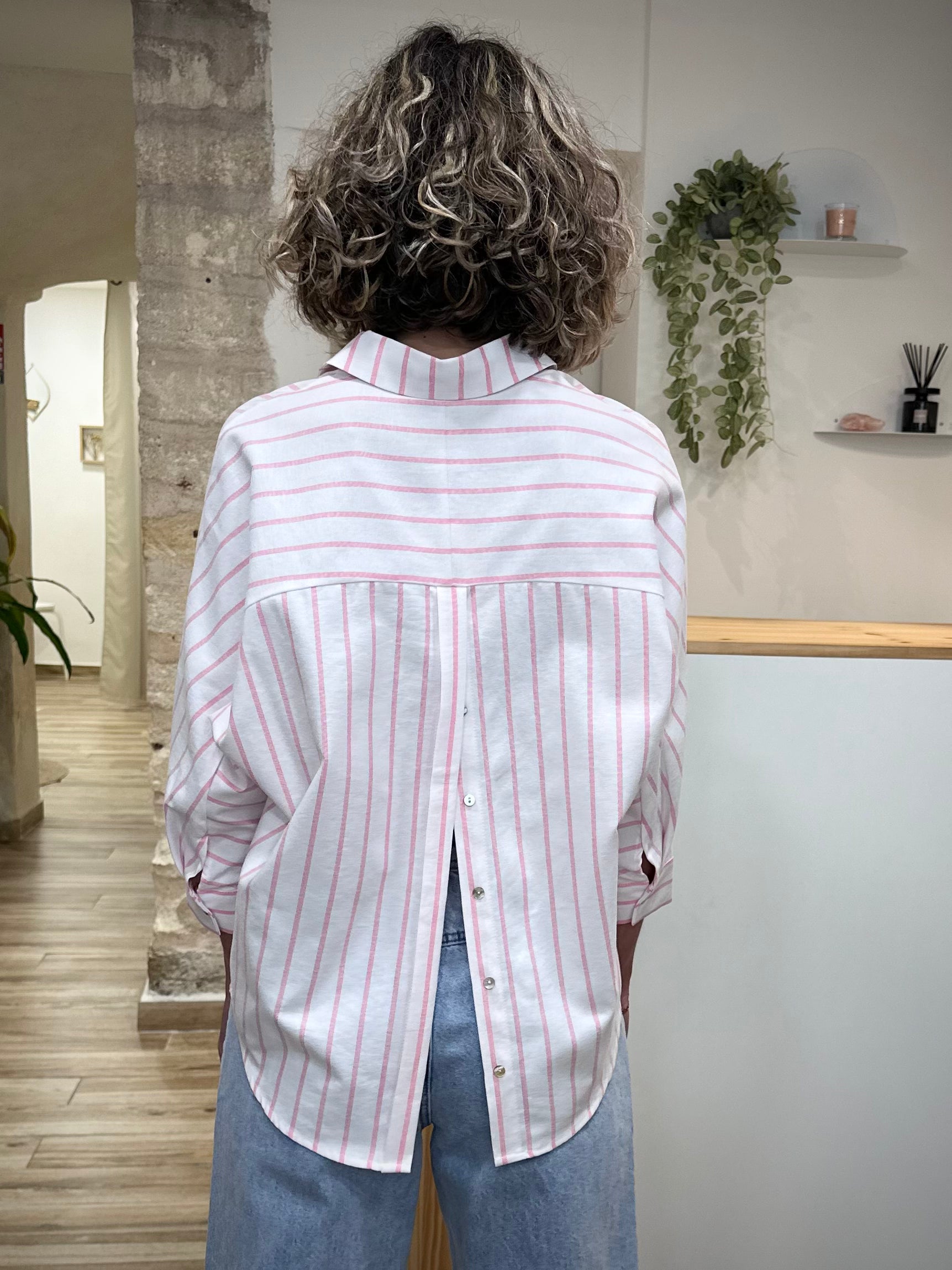 Détail dos ouvert chemise Cally femme rayée rose