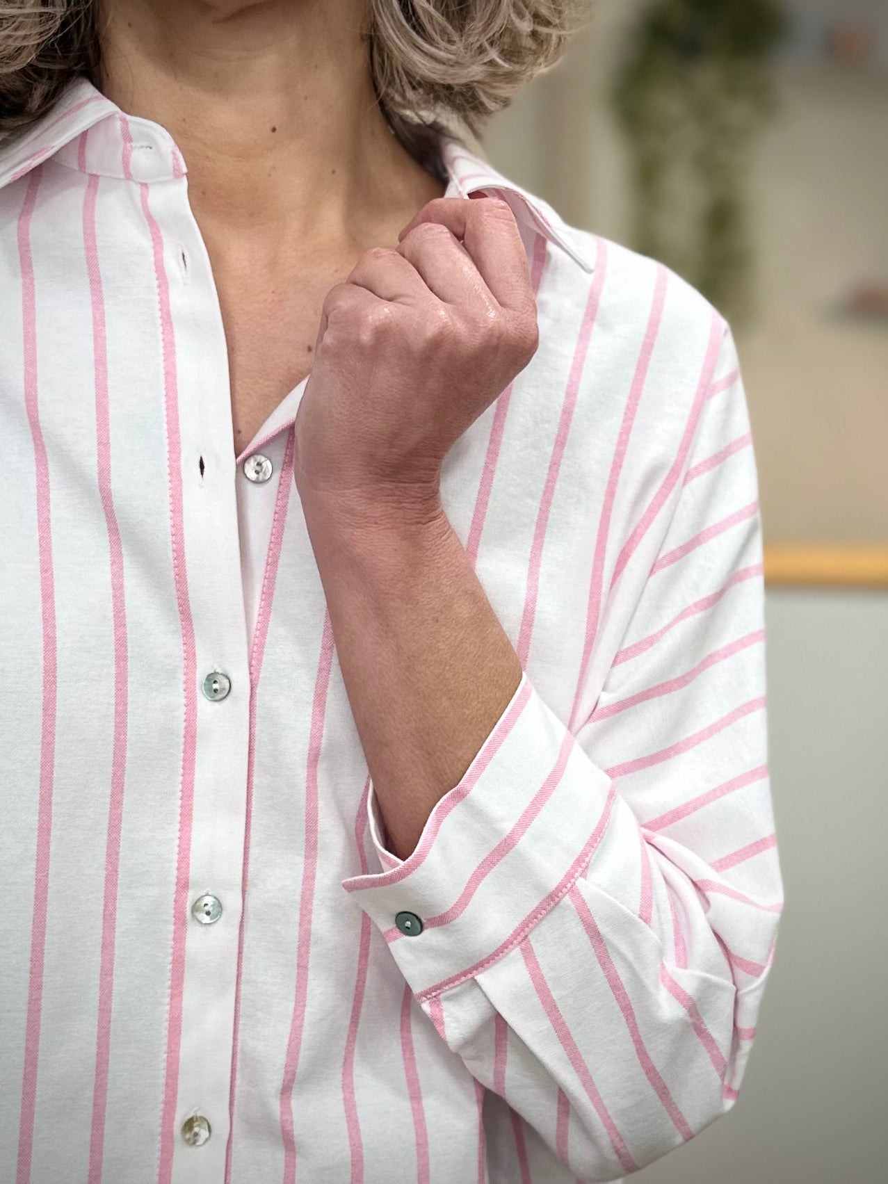 Détail boutons nacrés chemise rayée femme