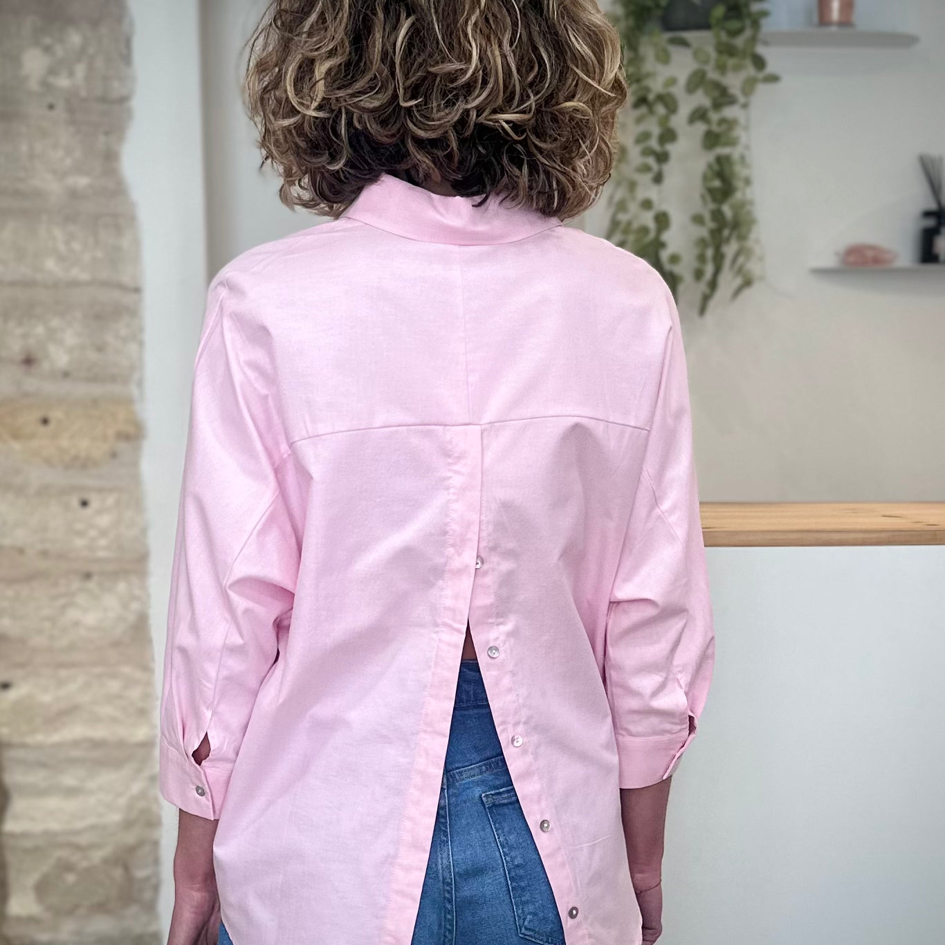Chemise femme dos ouvert rose élégant 