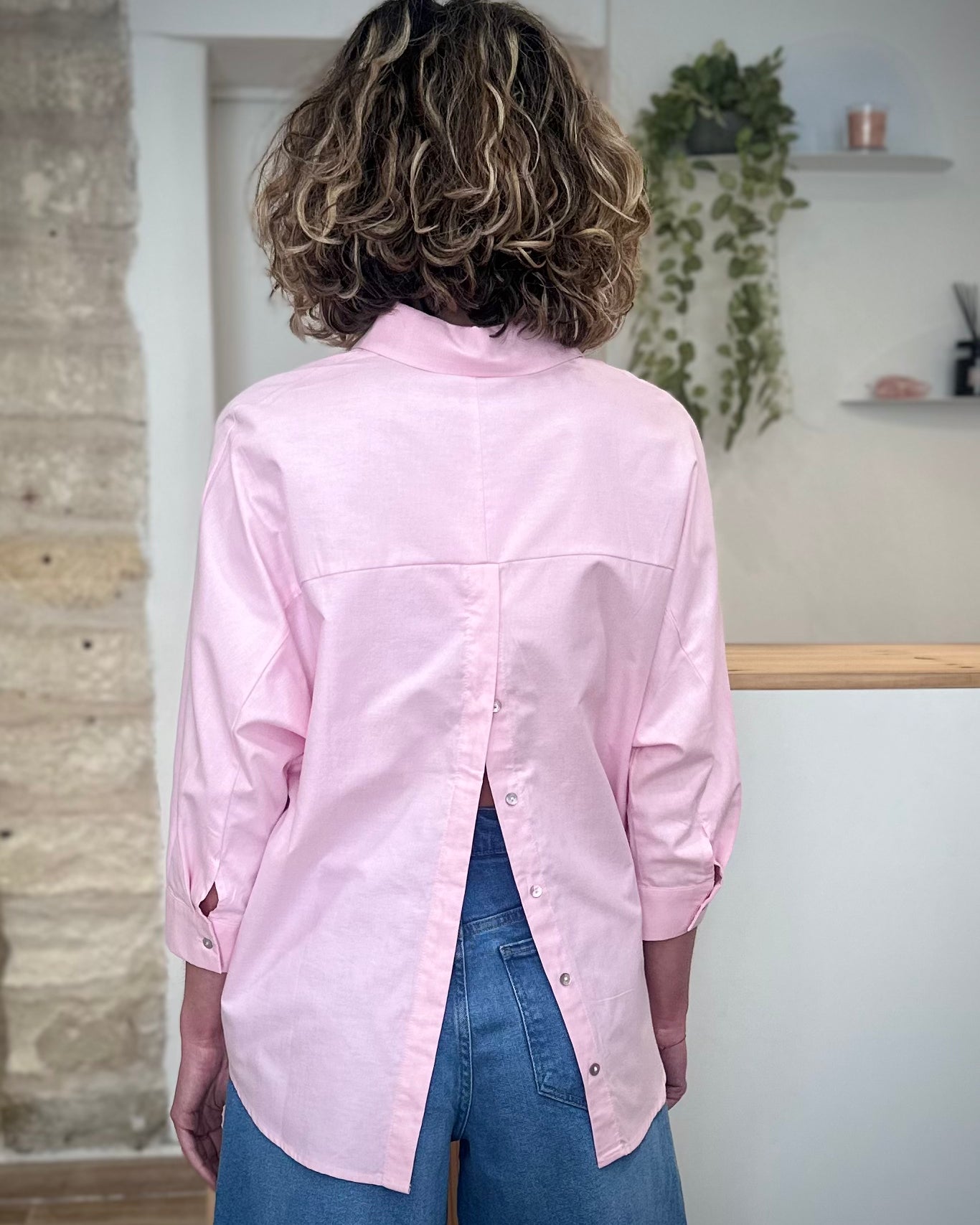 Chemise femme dos ouvert rose élégant 
