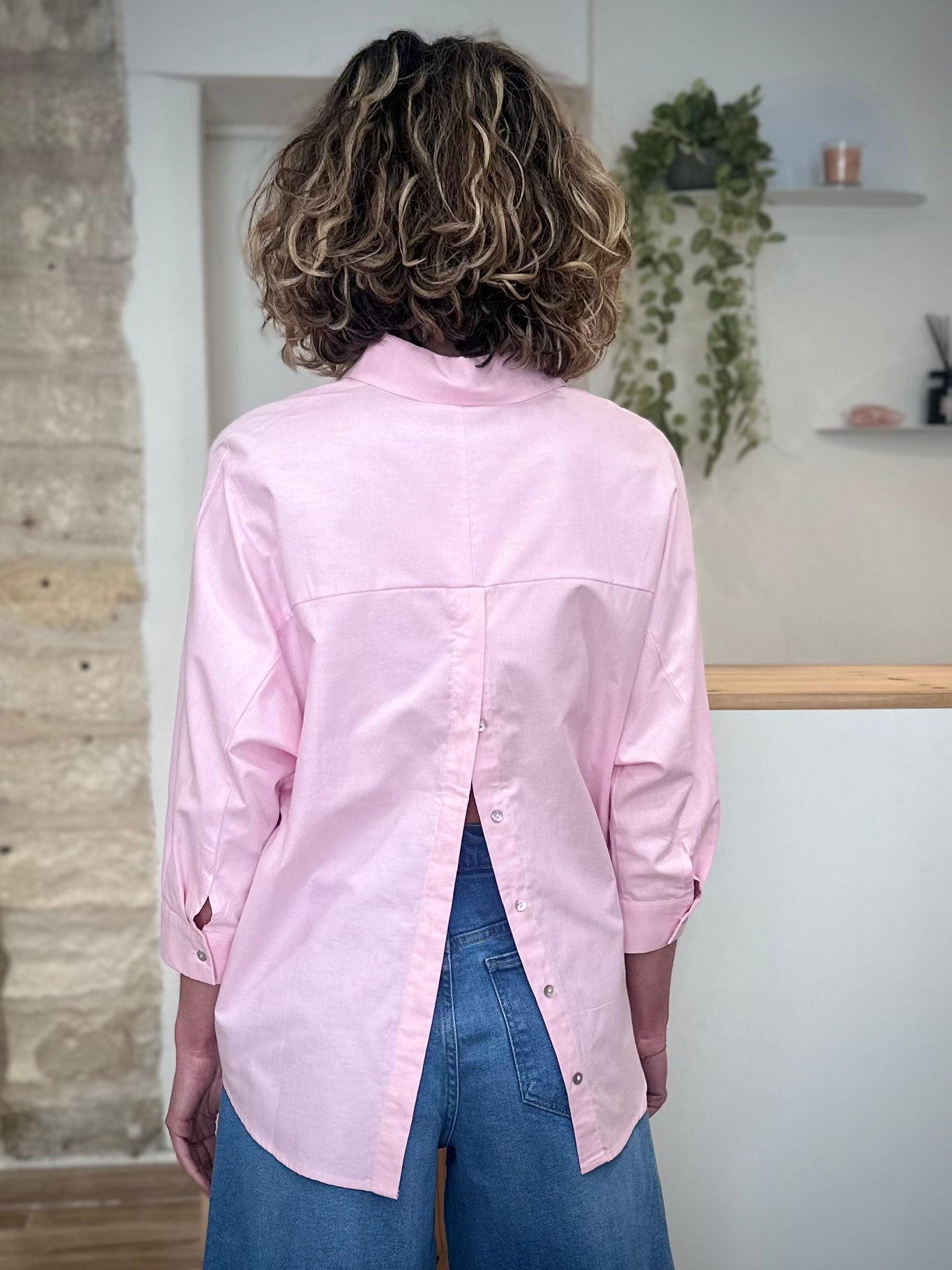 Chemise femme dos ouvert rose élégant 
