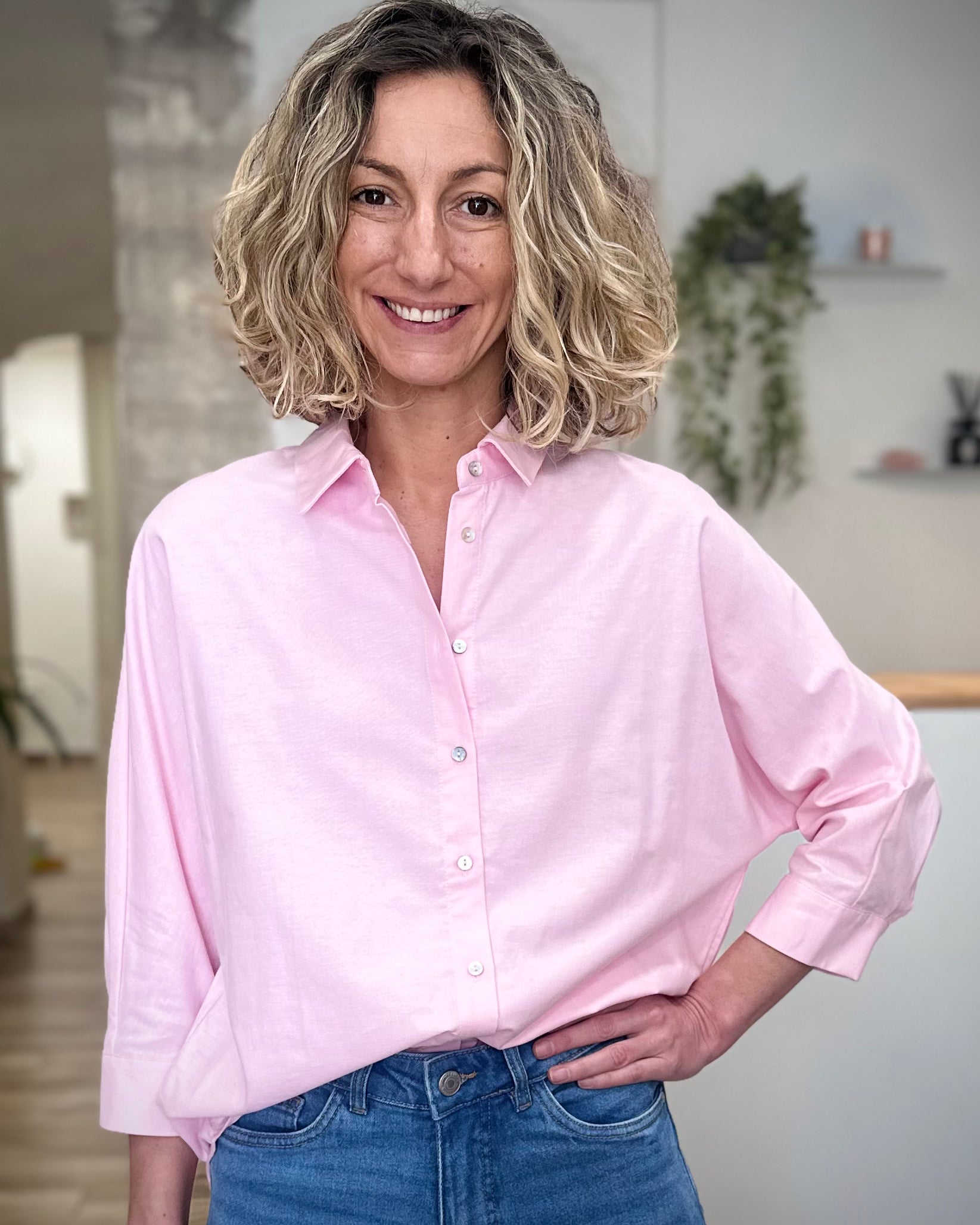 Femme portant chemise rose pastel oversize 