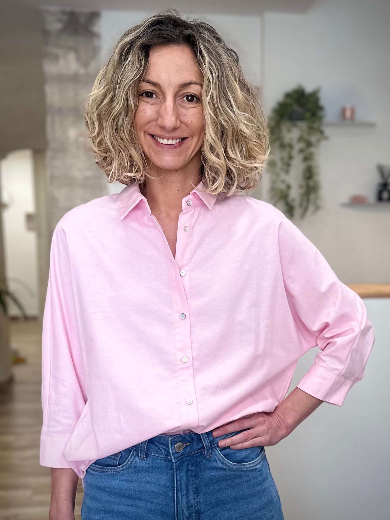 Femme portant chemise rose pastel oversize 