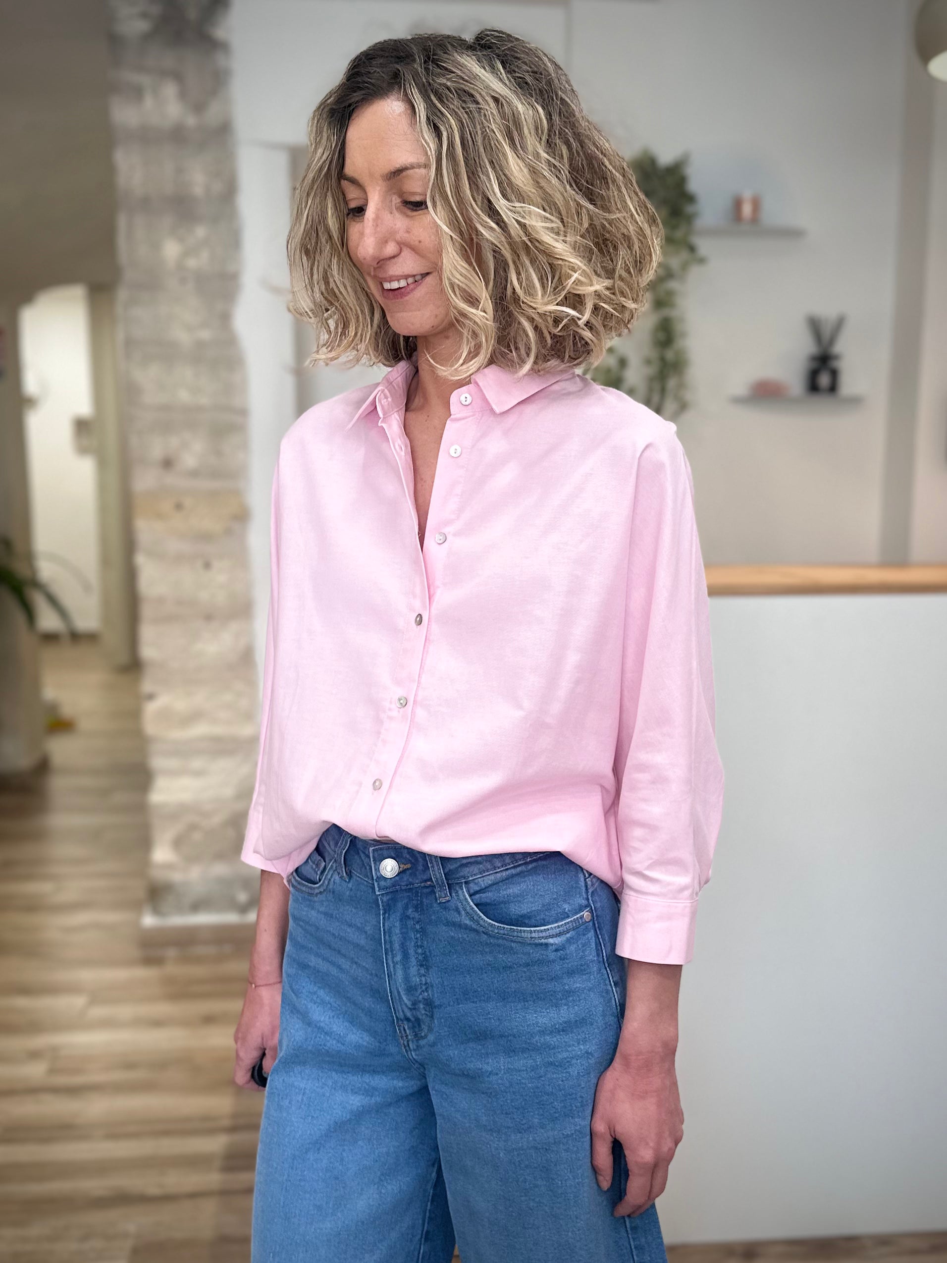 Chemise rose lumineuse style moderne 