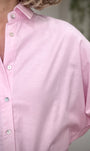 Détail boutons nacrés chemise rose 