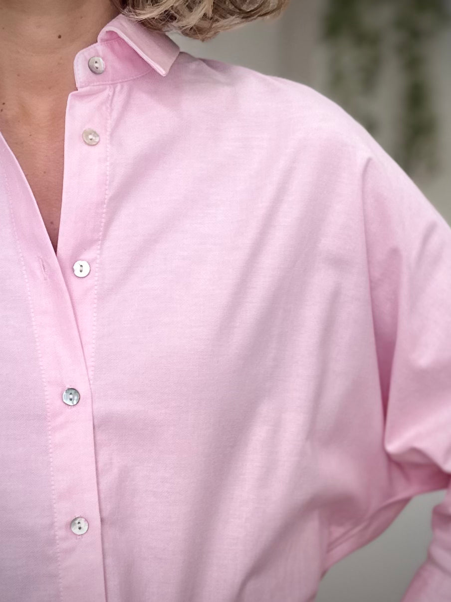 Détail boutons nacrés chemise rose 