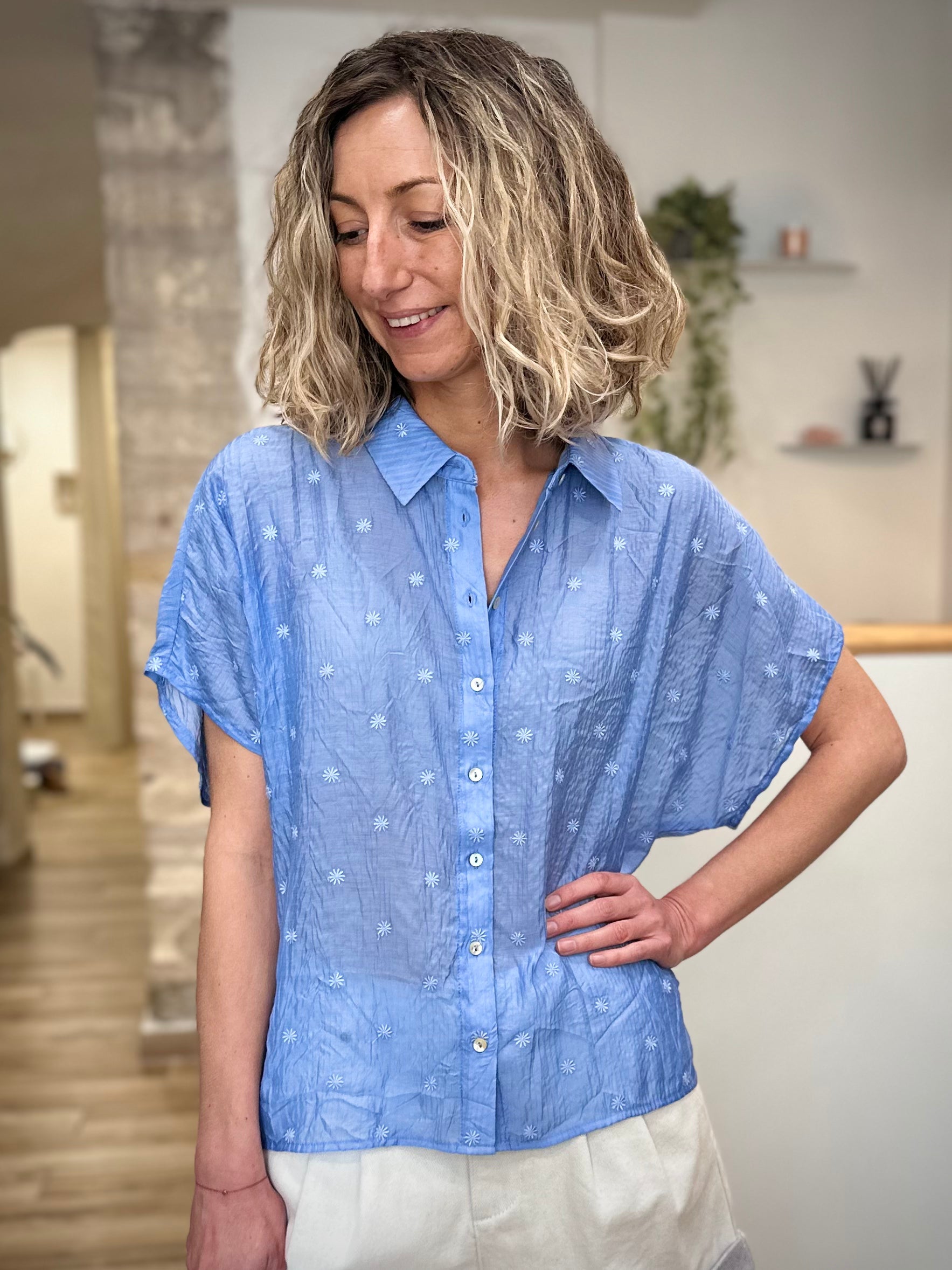 Chemise bleue fluide femme style artistique 