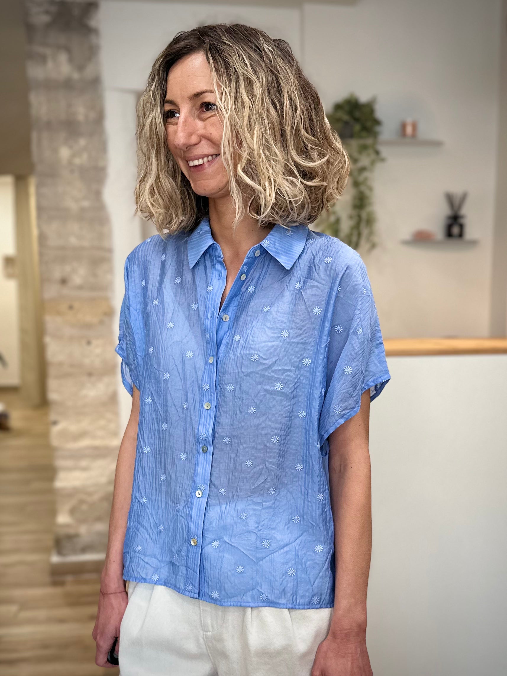 Chemise femme légère pour l’été bleu fleuri 